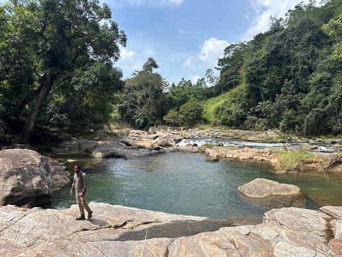 Fluss unterhalb der Hängebrücke