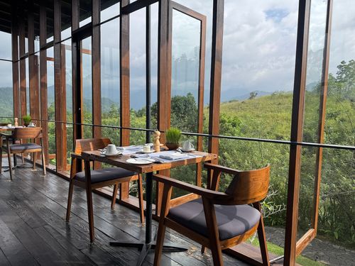 Mit Blick auf die bewaldeten Berge