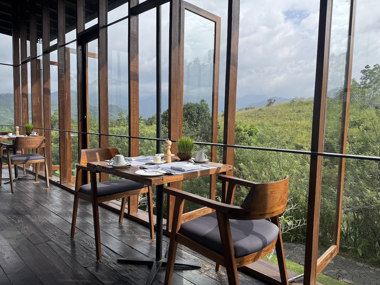 Mit Blick auf die bewaldeten Berge