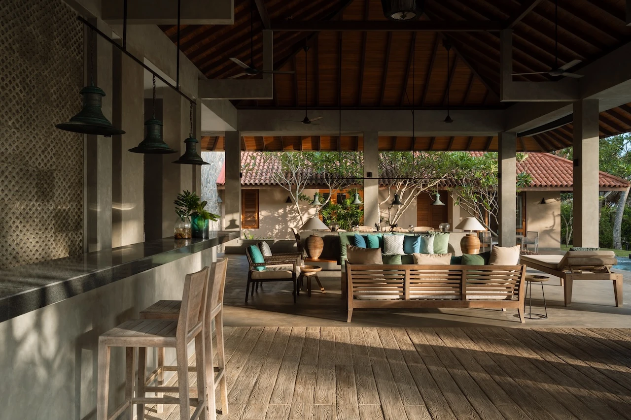 Blick von der Bar in die Lounge