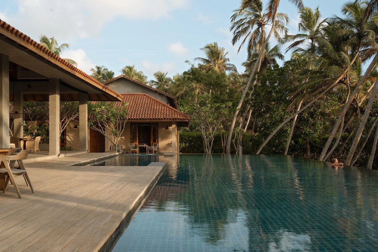 Der Garten ist voll mit Palmen, die hier schon lange stehen