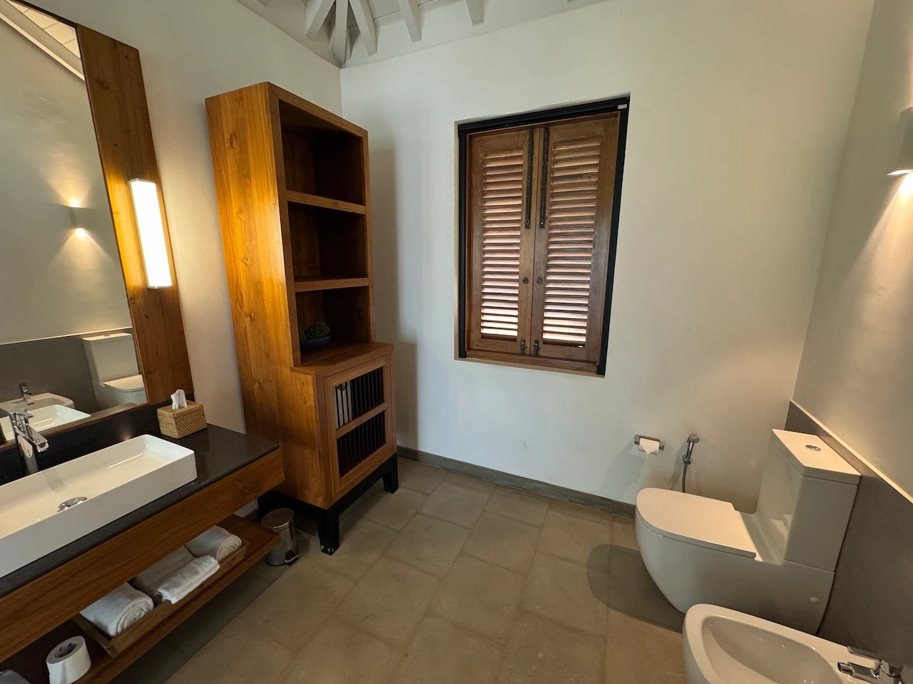 Eines der Badezimmer. Hier hat mal sehr viel Platz!