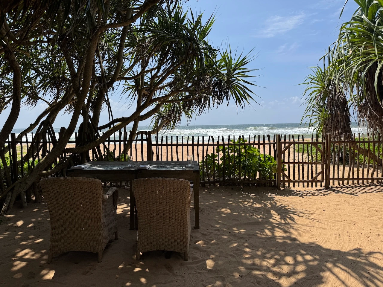 Nur durch den Zaun, und schon ist man am Meer!