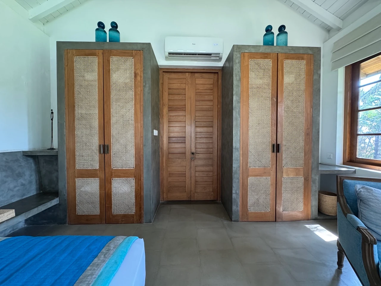 Die Möbel sind hier weitestgehend aus Holz