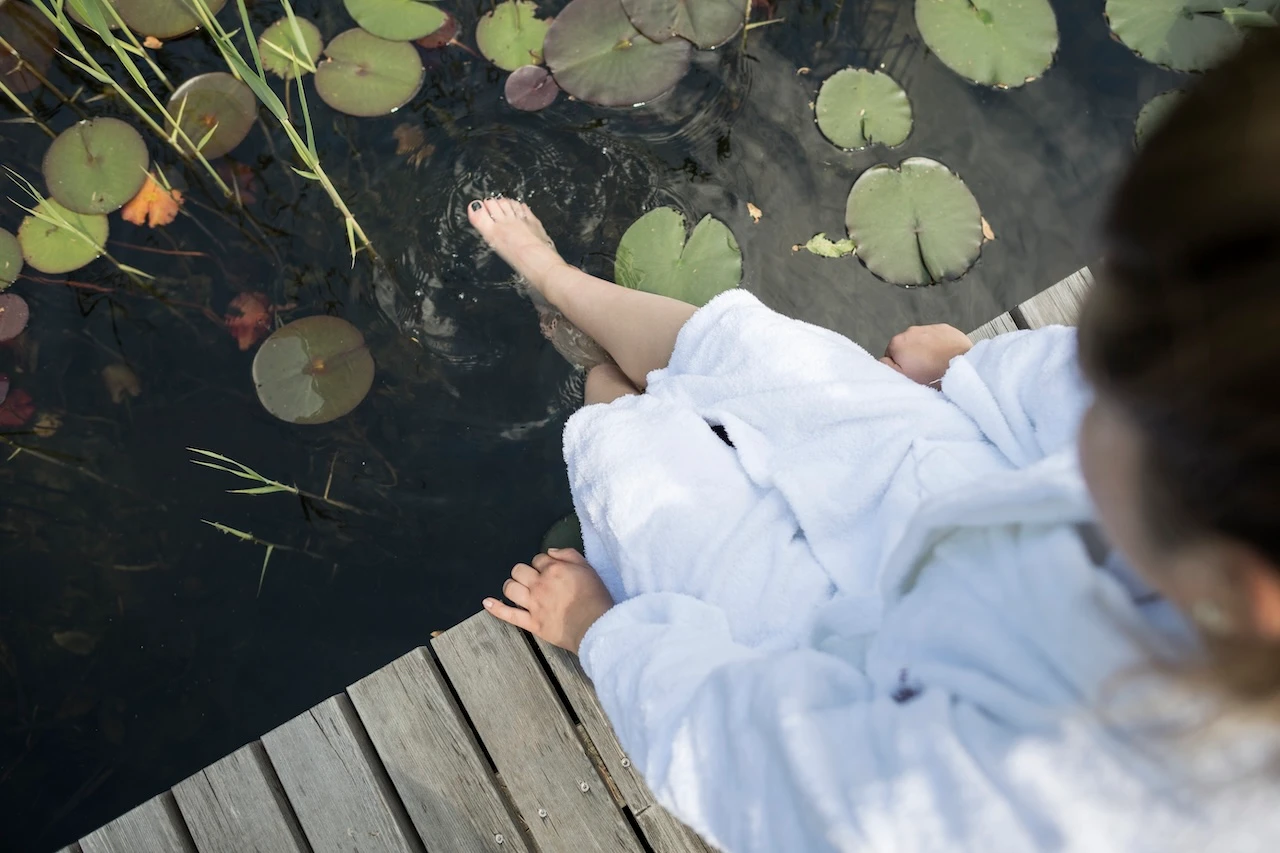 Mit den Füßen im Naturbadeteich © Alex Filz
