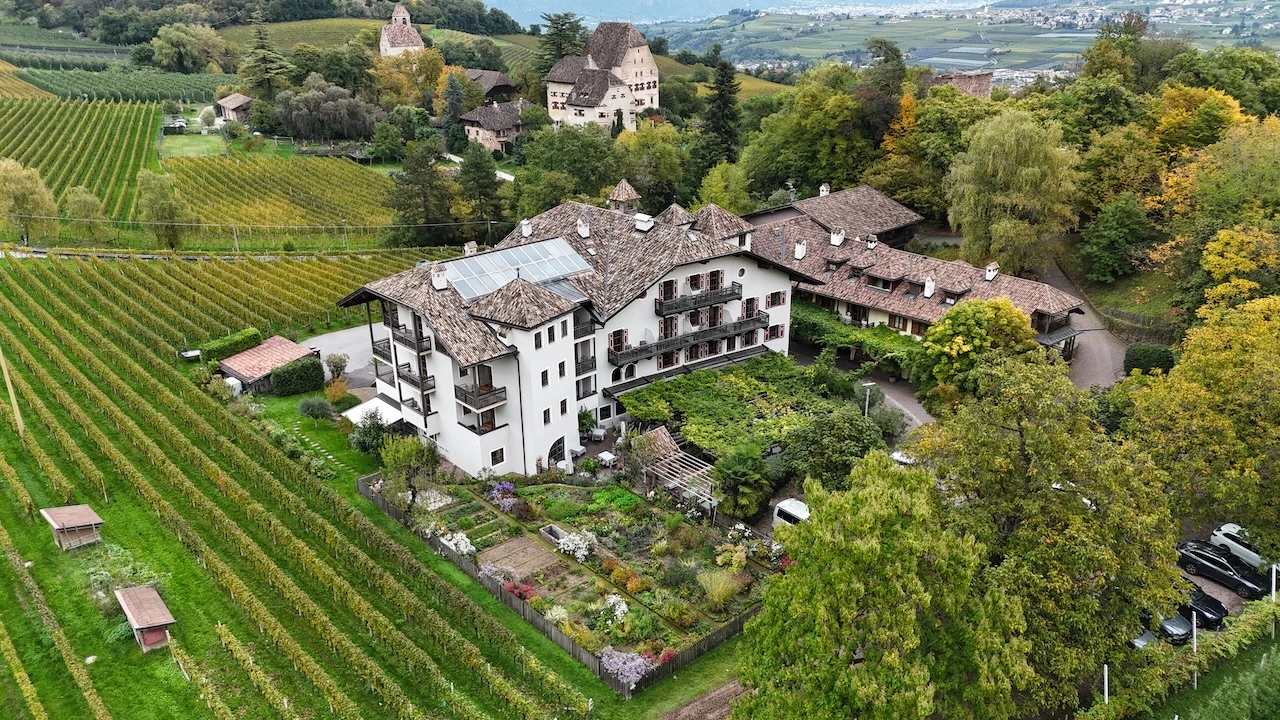 Stroblhof in Eppan von oben © Stroblhof Eppan