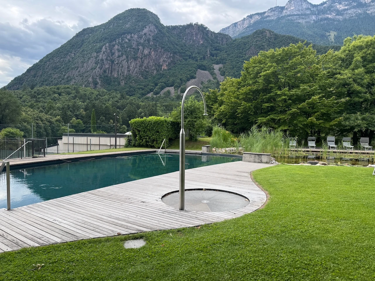 Hier noch mal Pool UND Naturbadeteich