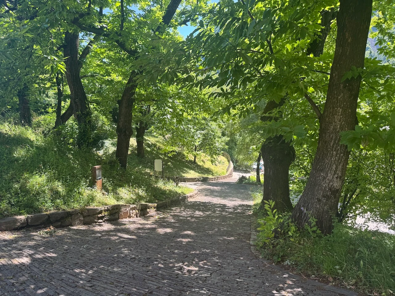 Der Weg vom Pool zurück zum Hauptgebäude