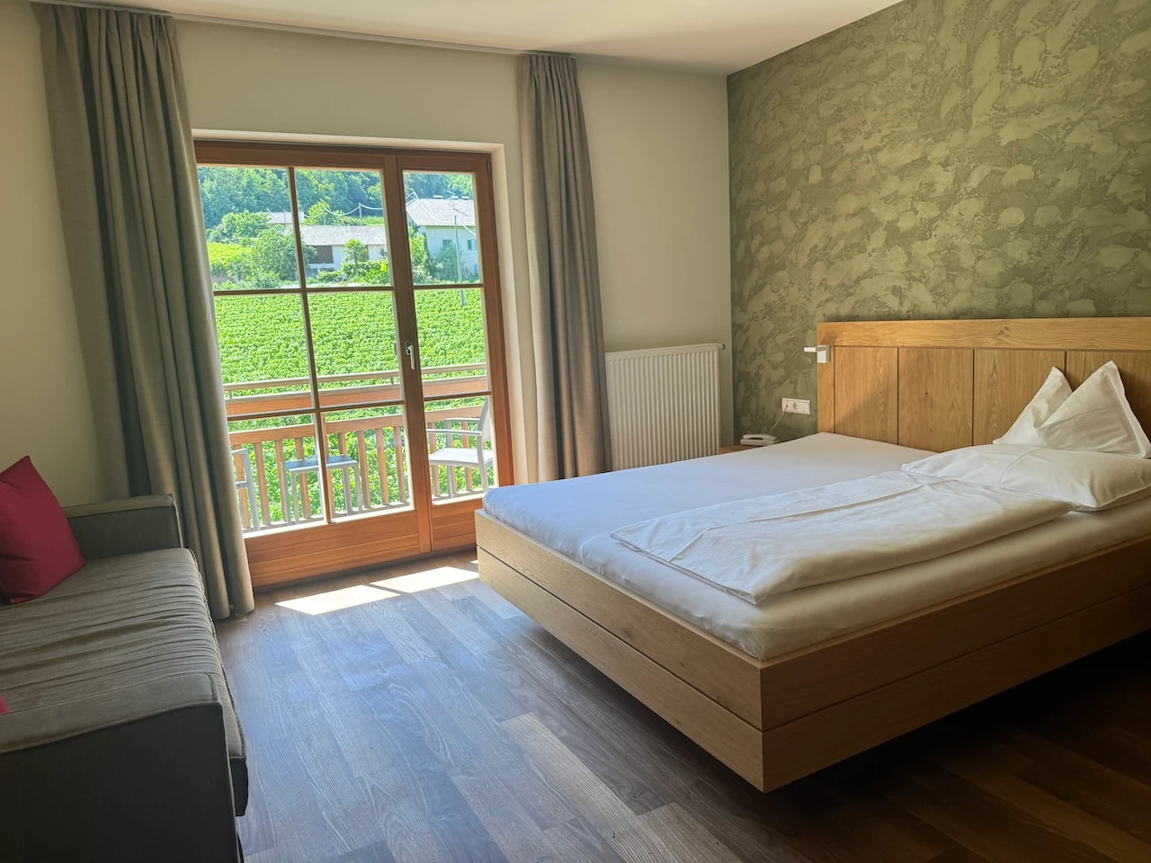 Zimmer mit Kalkputz hinter dem Bett