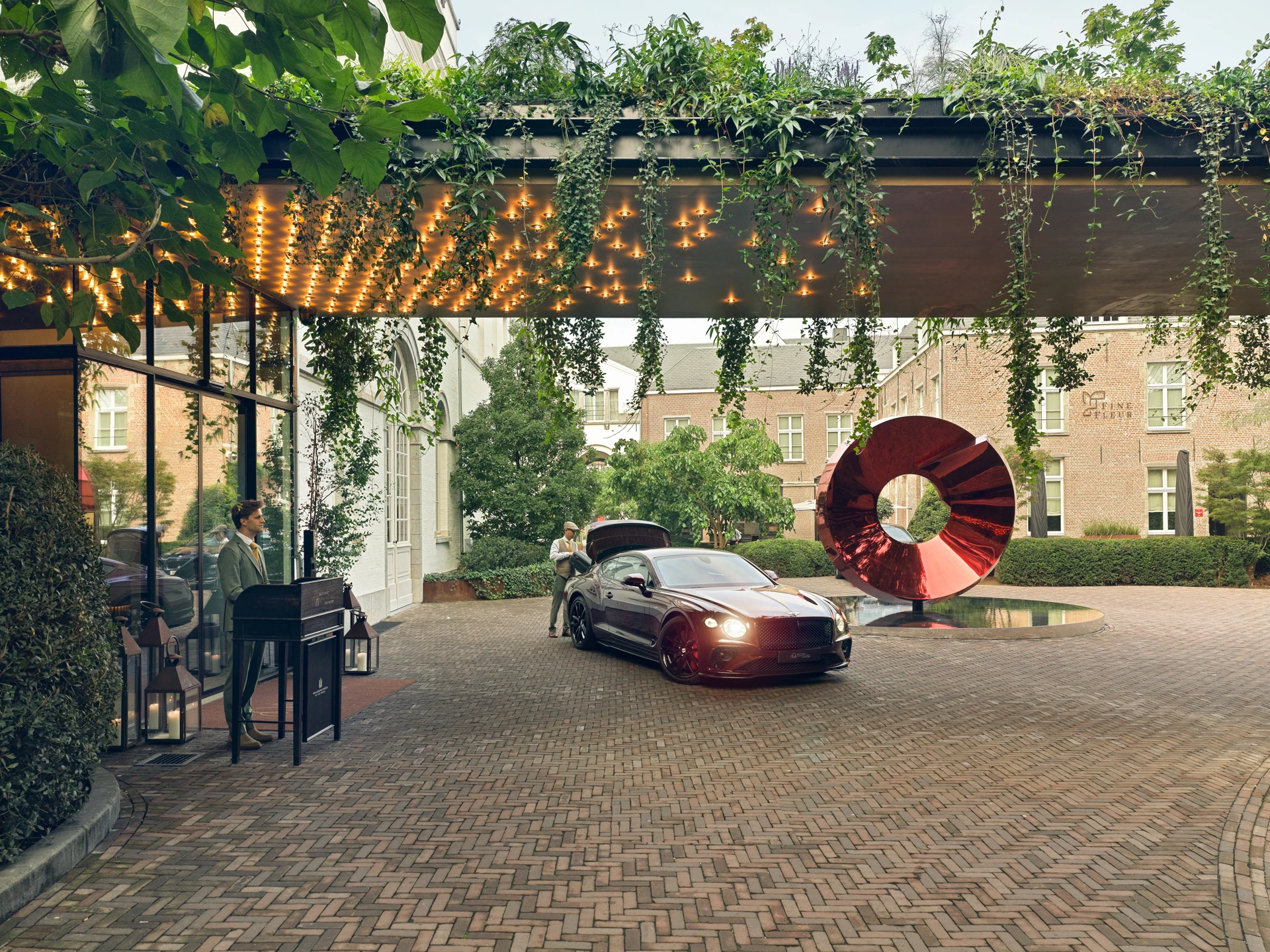 Ankommen im Botanic Sanctuary. Der erste Eindruck? Ein architektonische Geste, Kunst und Backstein.