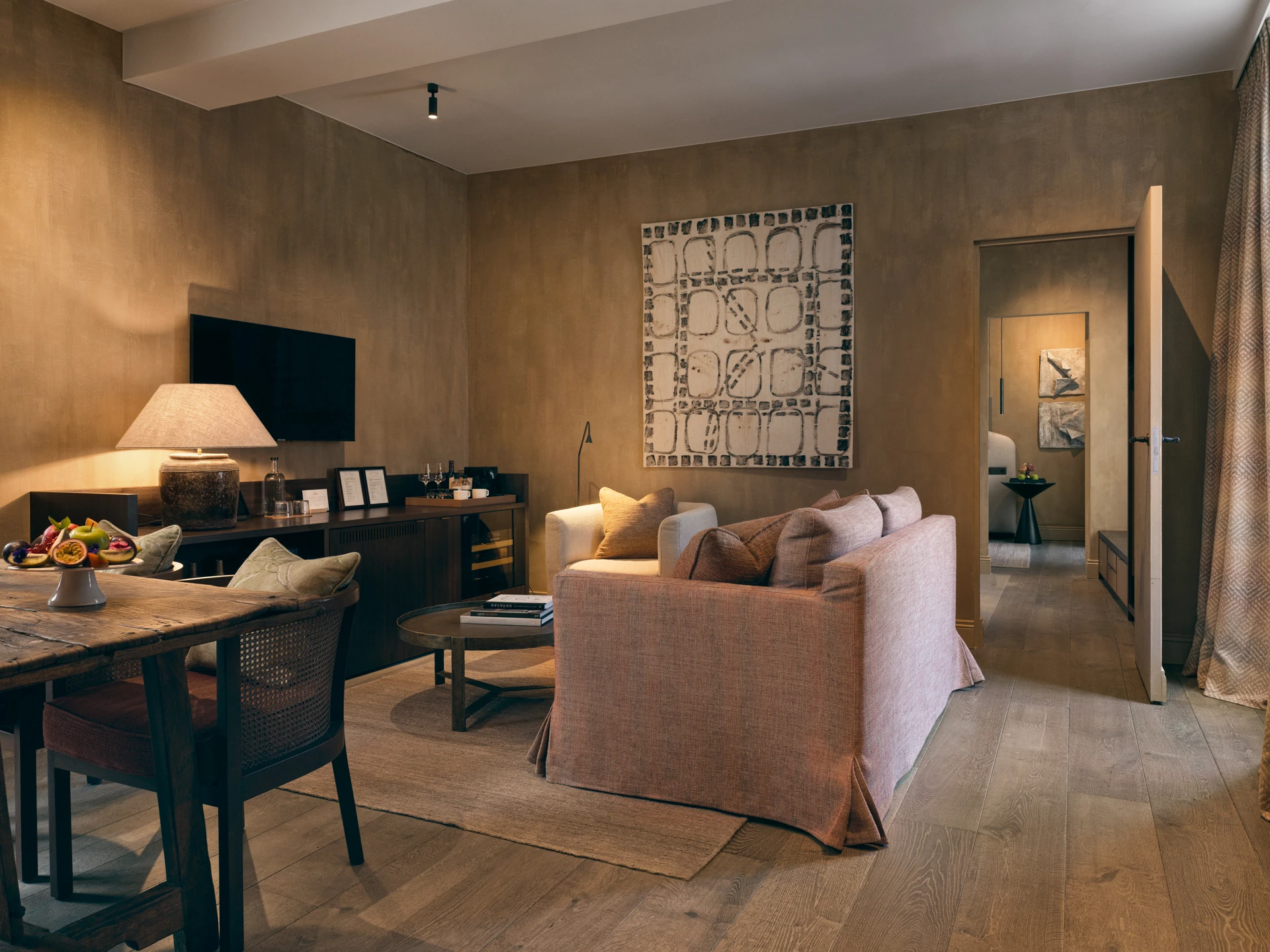 Design mit Substanz: Naturmaterialien und farbige Akzente machen das Botanic Sanctuary Antwerp zu einem Ort mit Charakter.