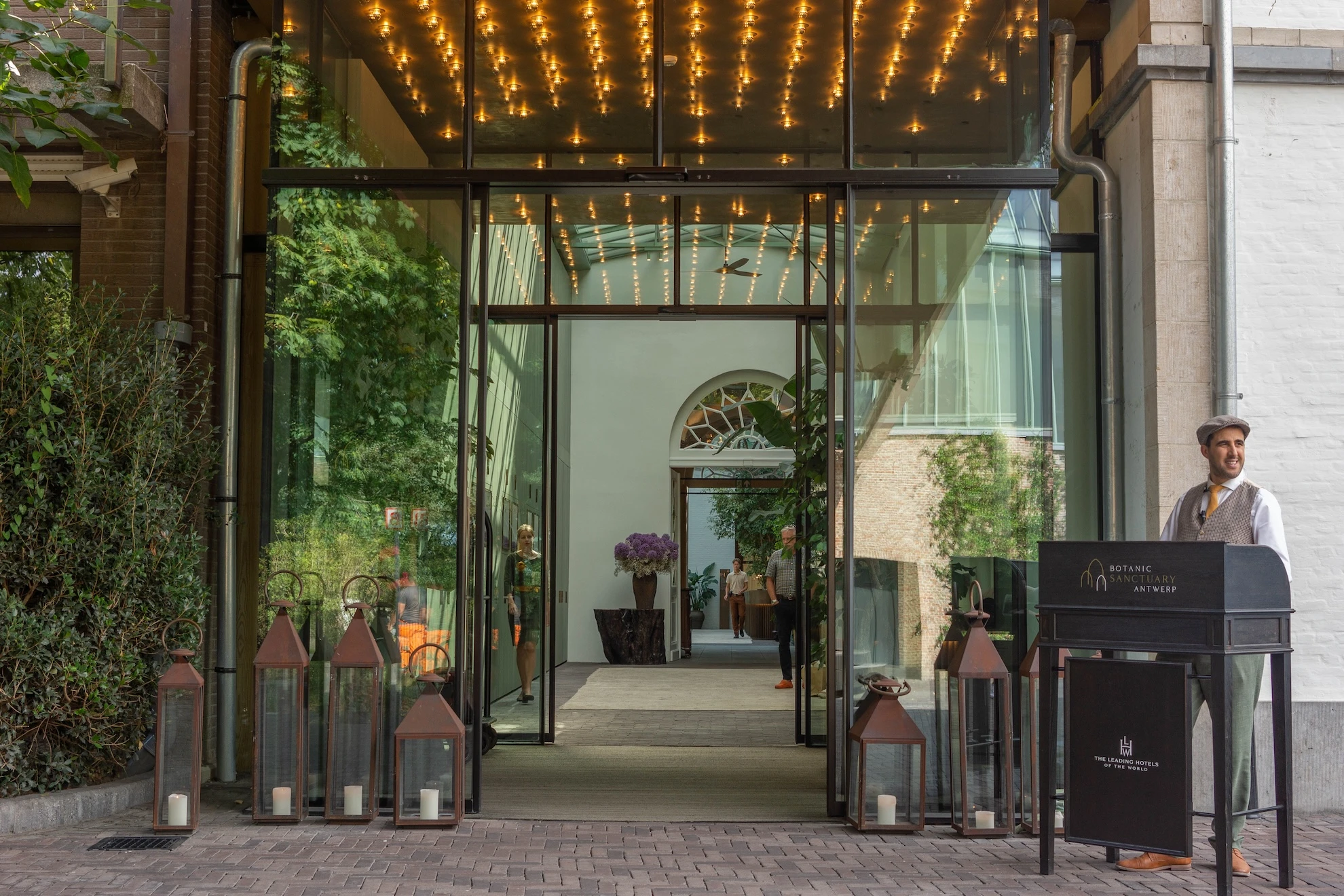 Bereits beim Eintreten spürt man die Handschrift des Hauses – dezenter Luxus, unaufdringliche Gastfreundschaft und ein Concierge, der jeden Wunsch vorausahnt.