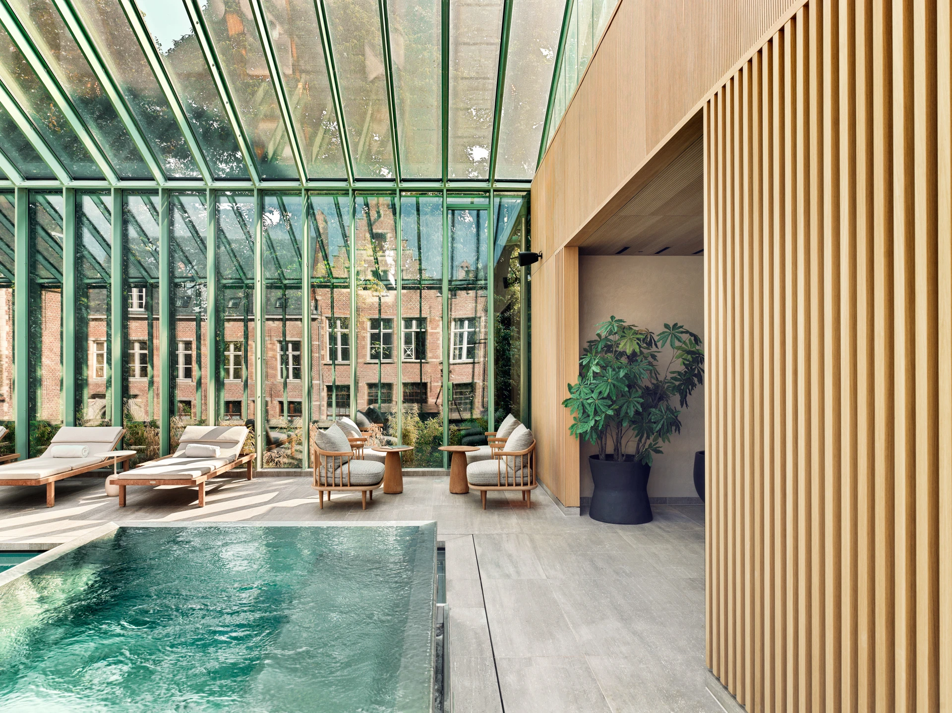 Spa-Zeit im Botanic Sanctuary Antwerp: 1.000 m² Ruhezone mitten in der Stadt – Luxury trifft Alltag.