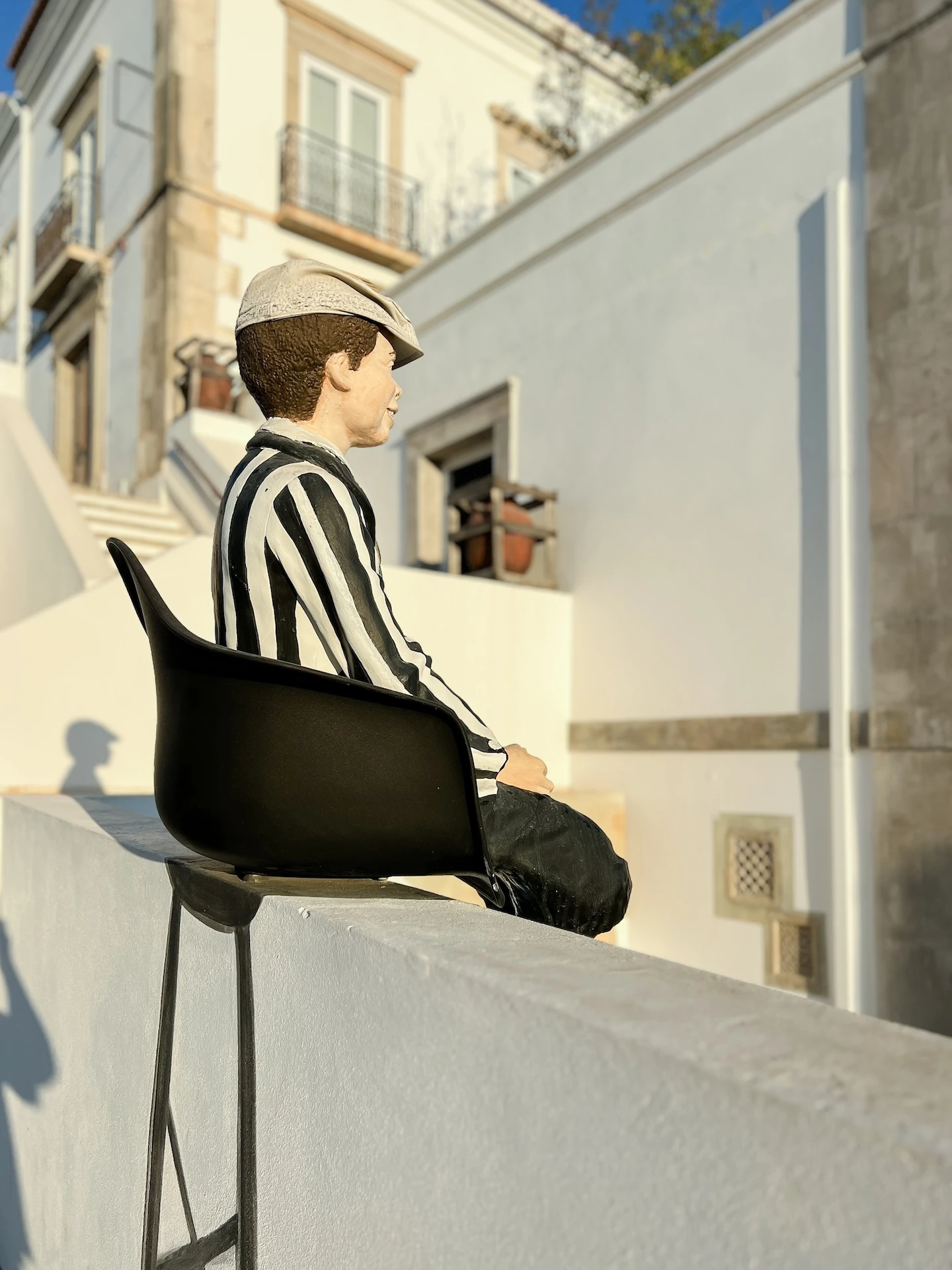 Über dem Pool wacht ein stiller Hüter: die Skulptur eines „College Boys“, die augenzwinkernd an die frühere Geschichte des Hauses erinnert.