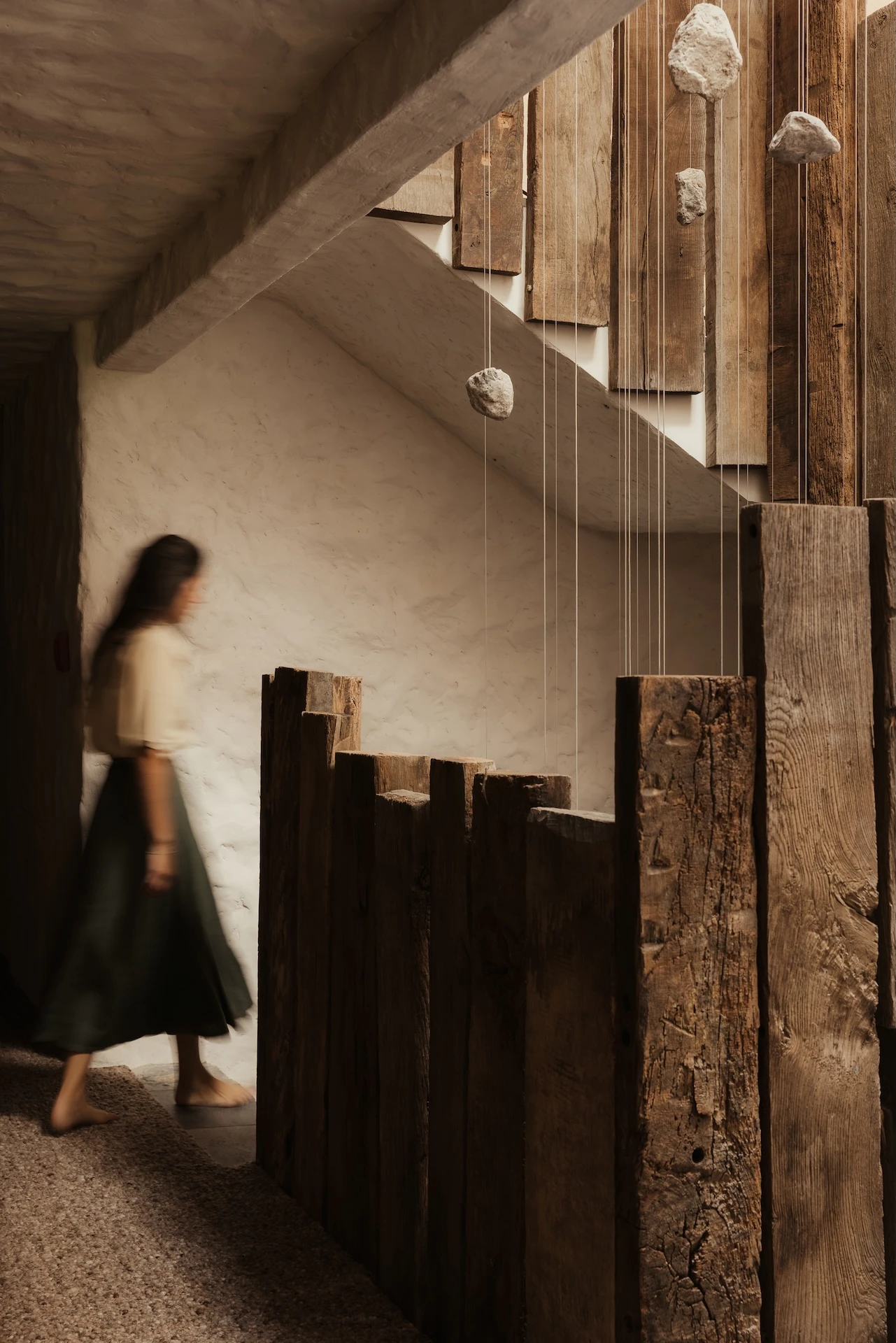 In den hängenden Steinen sind Spots eingelassen