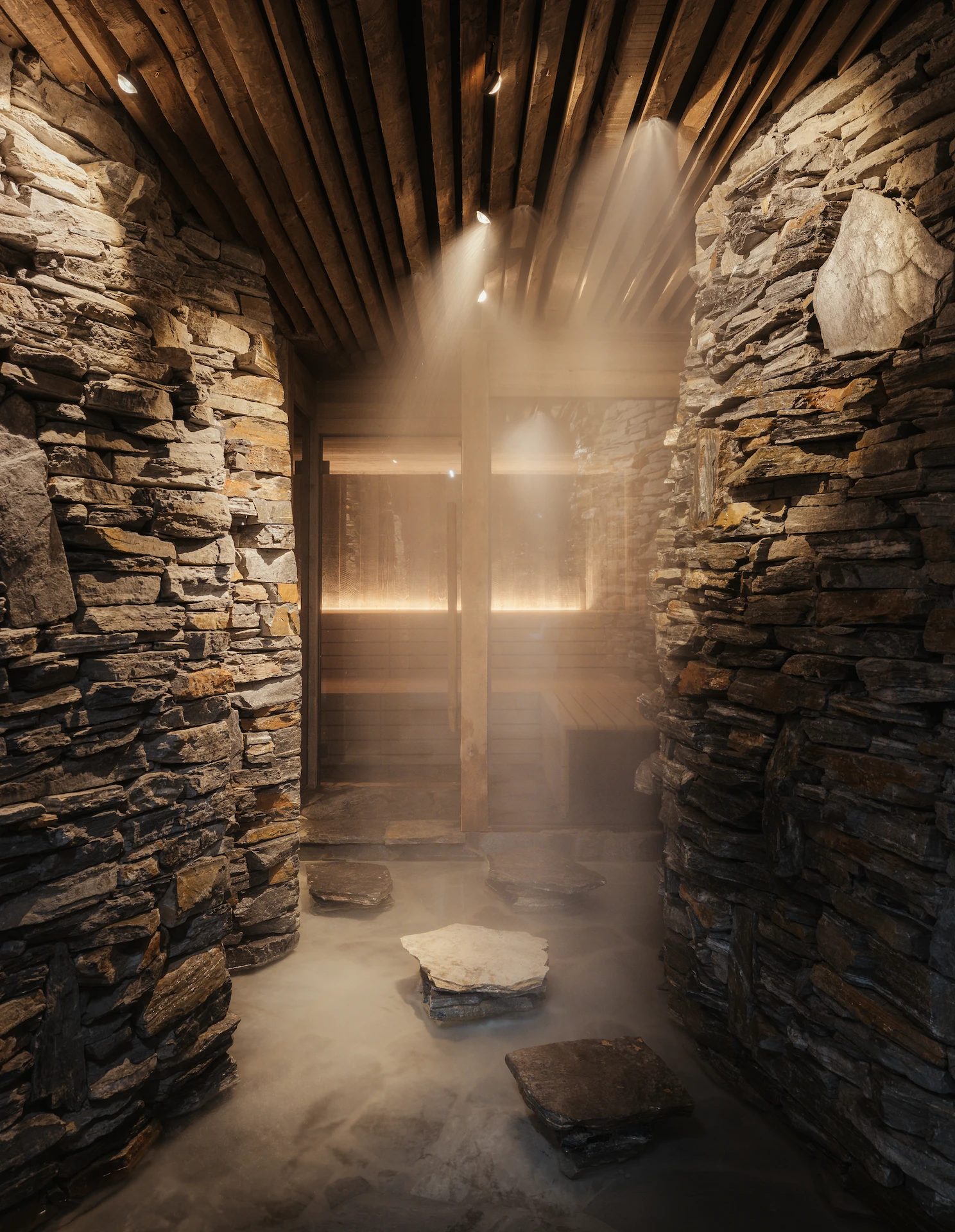 Lichtinszenierungen und Wasser am Boden