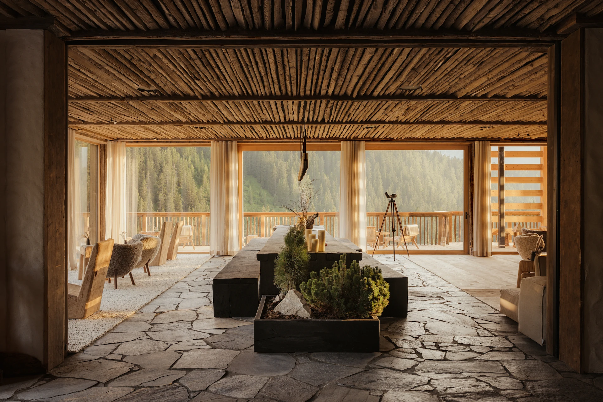 Ineinander fließende Raumzonen empfangen einen im eriro