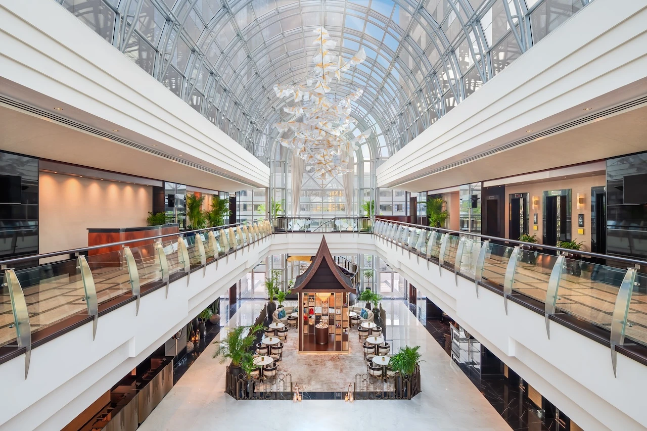 Dusit Thani Dubai: Hotel: Große, helle Lobby mit Glasgewölbe