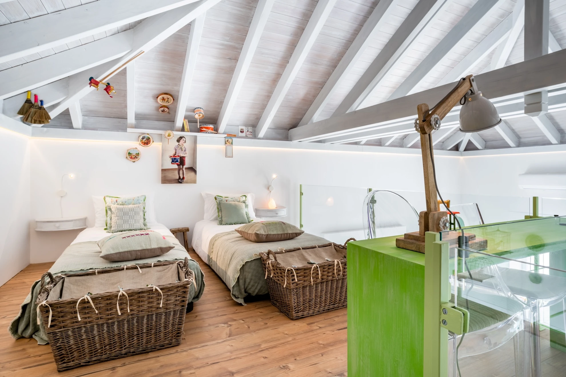 Der freundliche Kinderbereich auf einer Galerie im Familienzimmer.