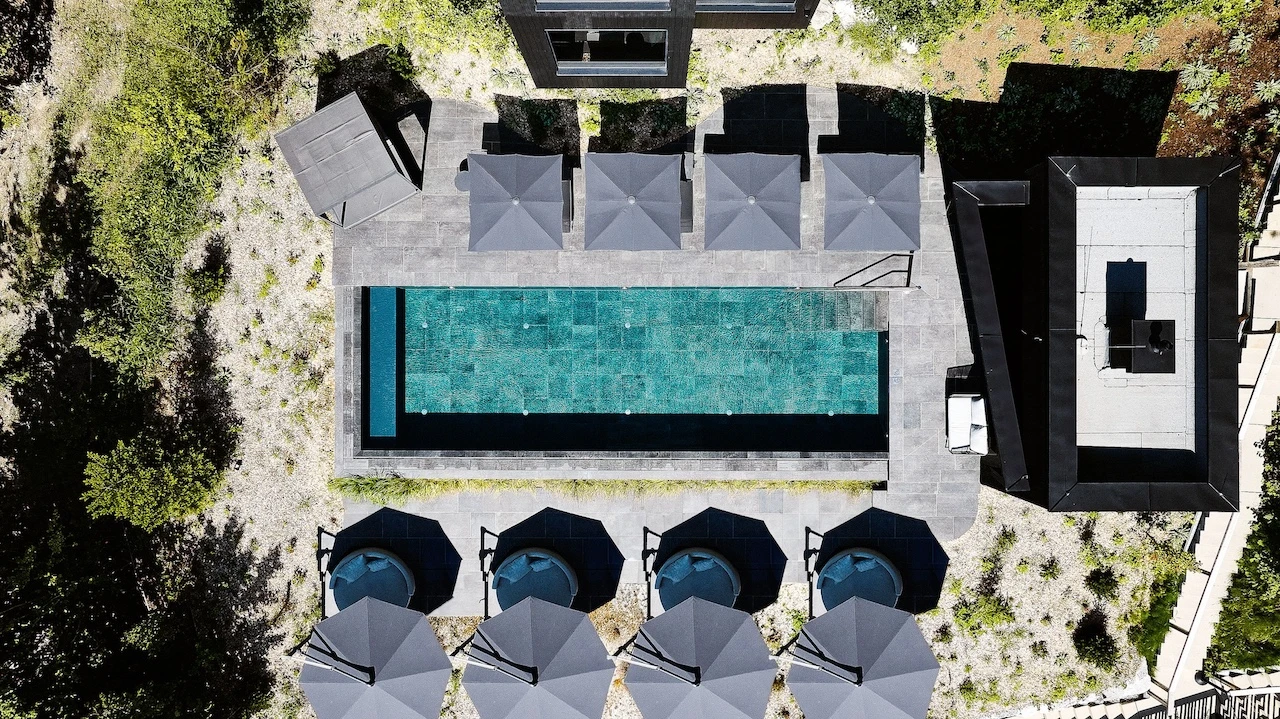 Sonnendeck und Pool des WaldSpas