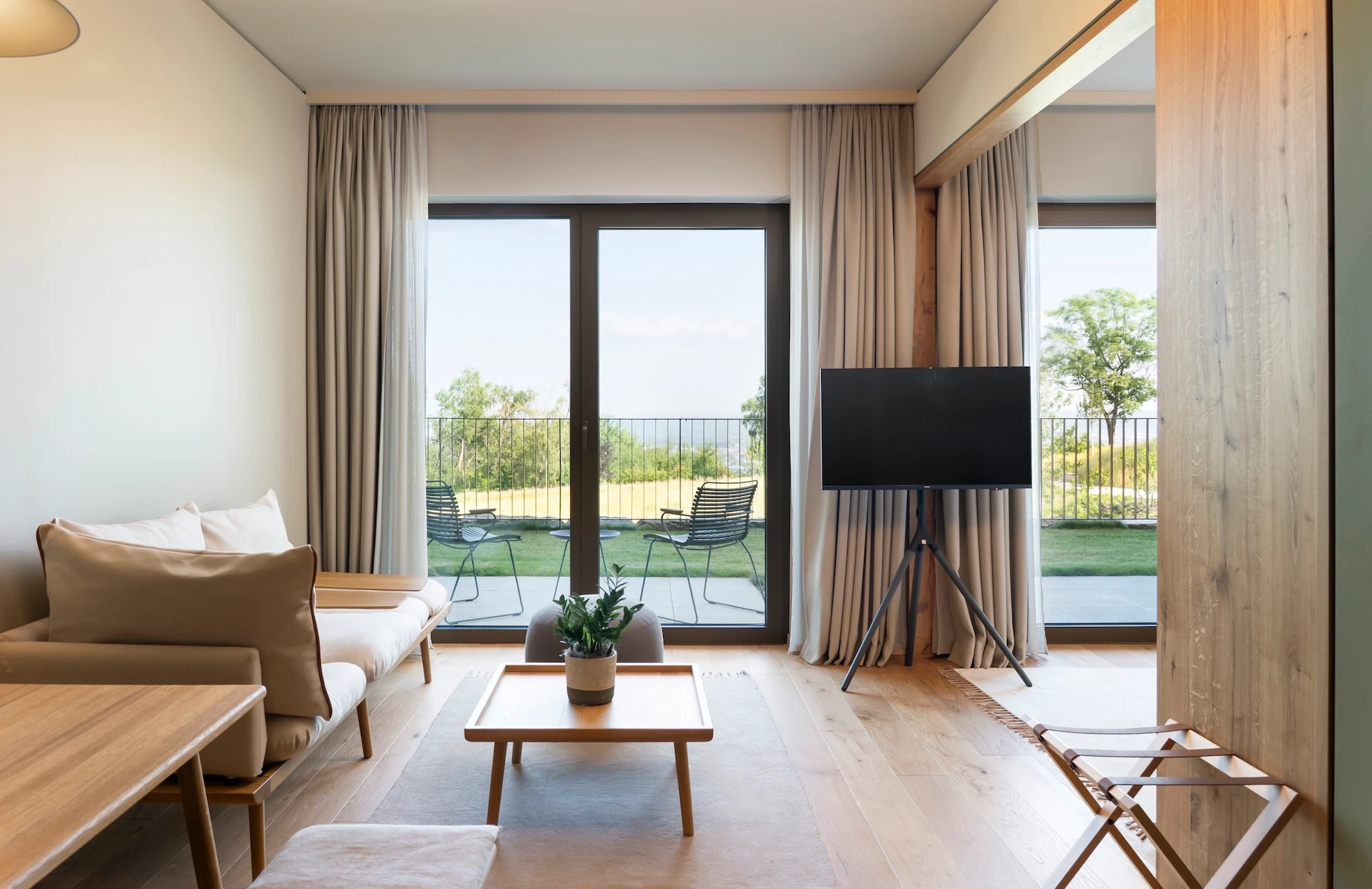 WALD.WEIT: Suite © Tim Karapetian