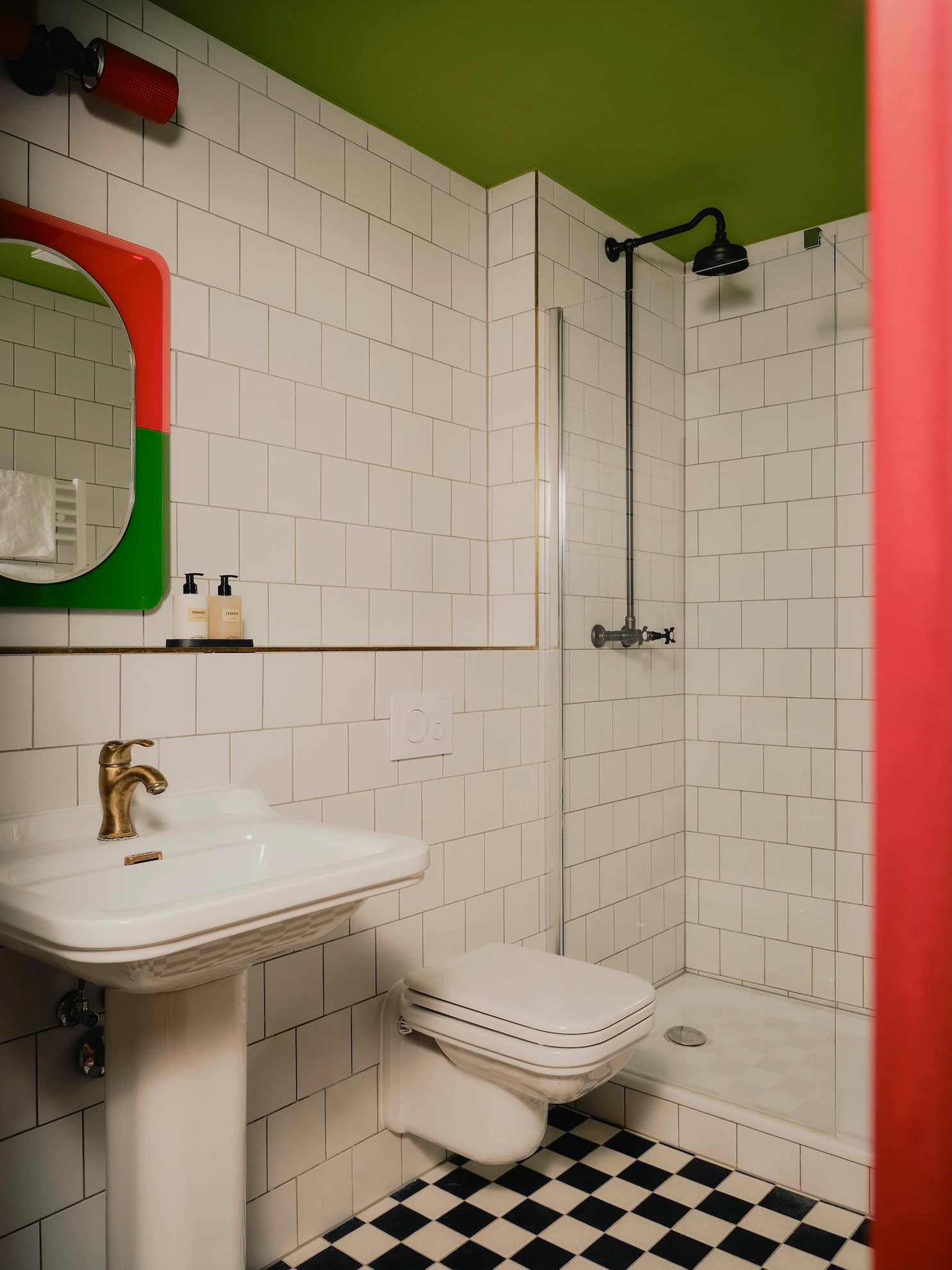 Badezimmer im The Dean Berlin mit originalen Fliesen