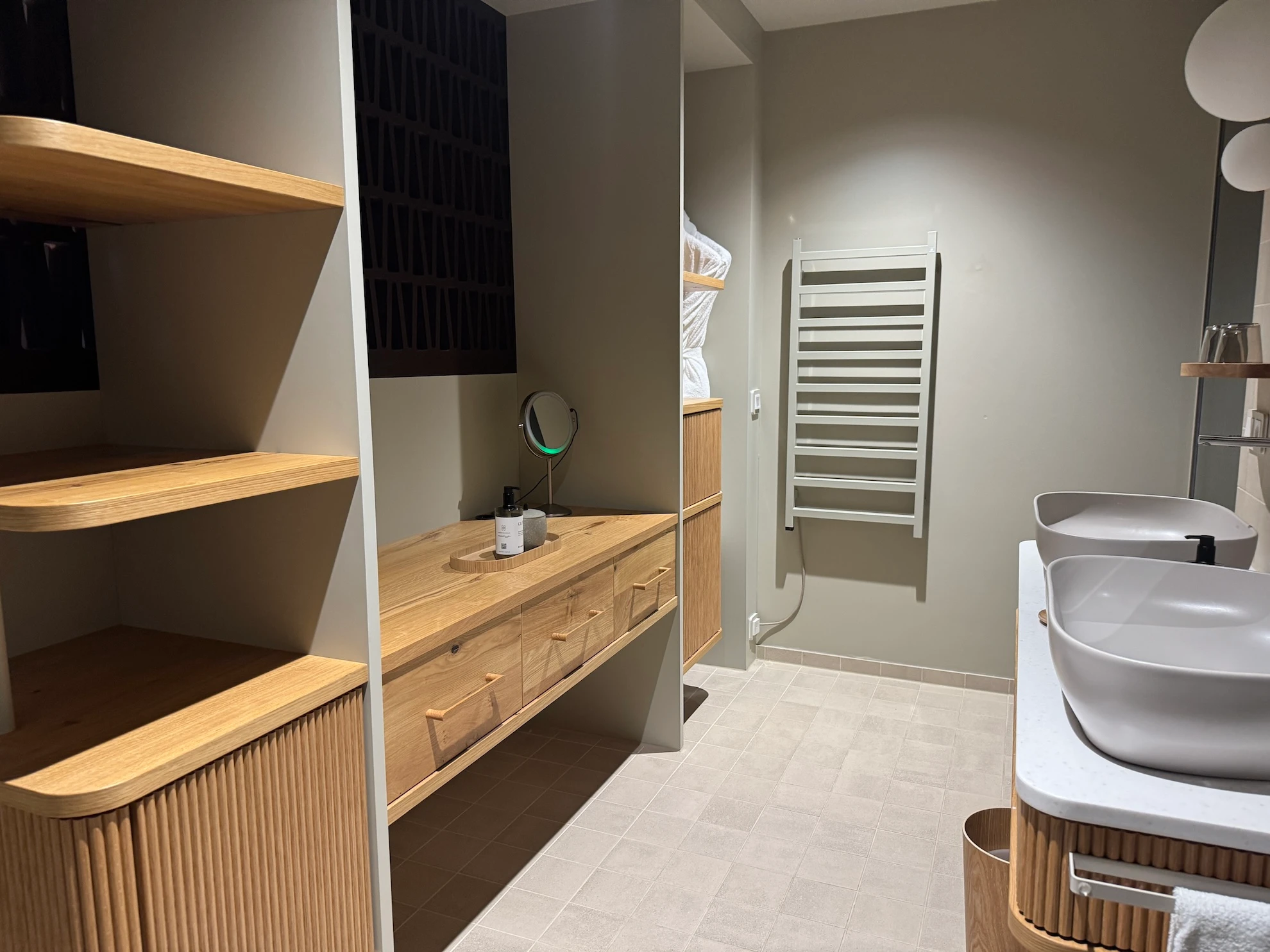 Das Badezimmer im WALD.WEIT hat uns besonders gut gefallen. Viel Stauraum und clean!