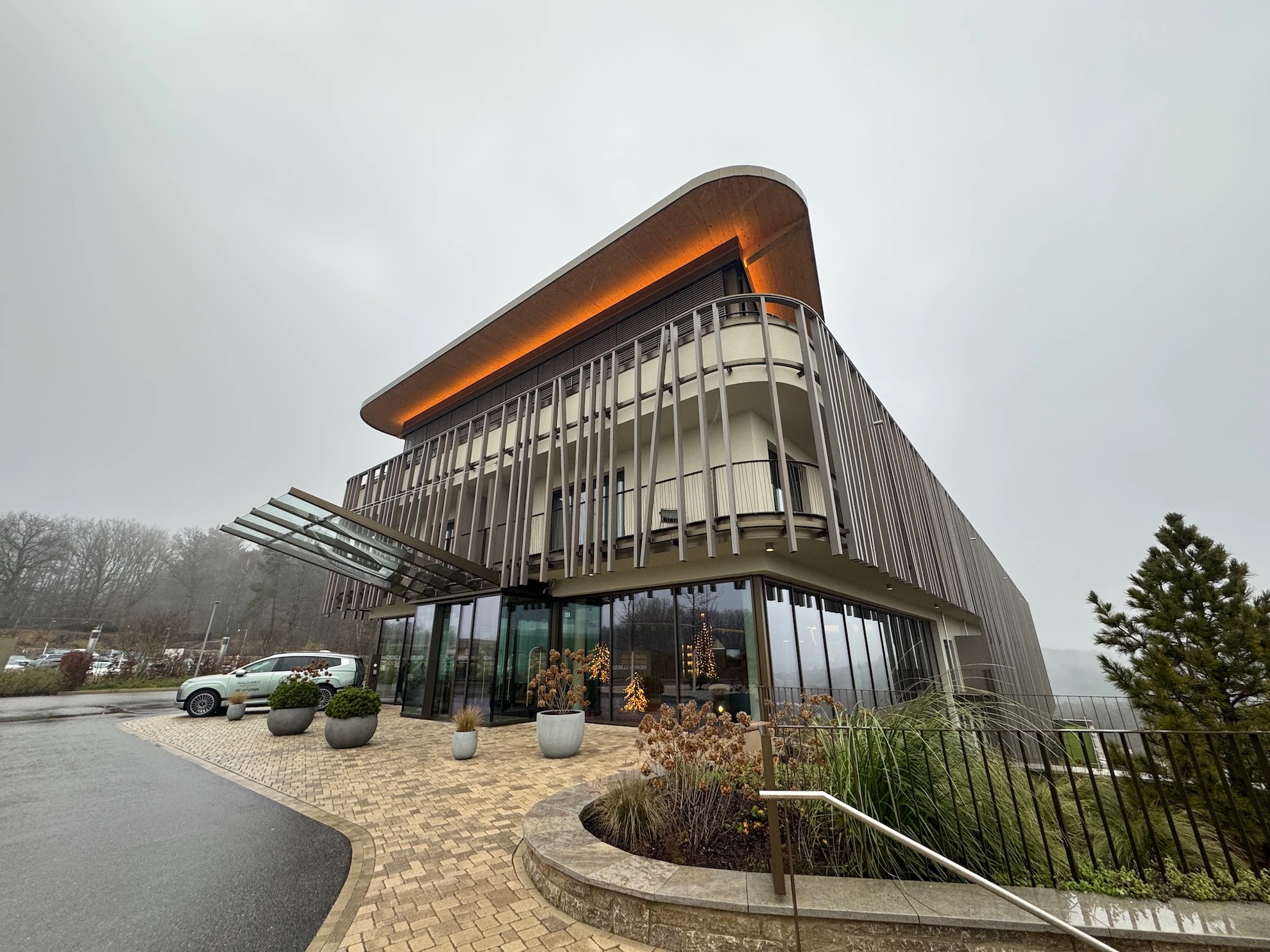 Das Hauptgebäude des WALD.WEIT Hotels