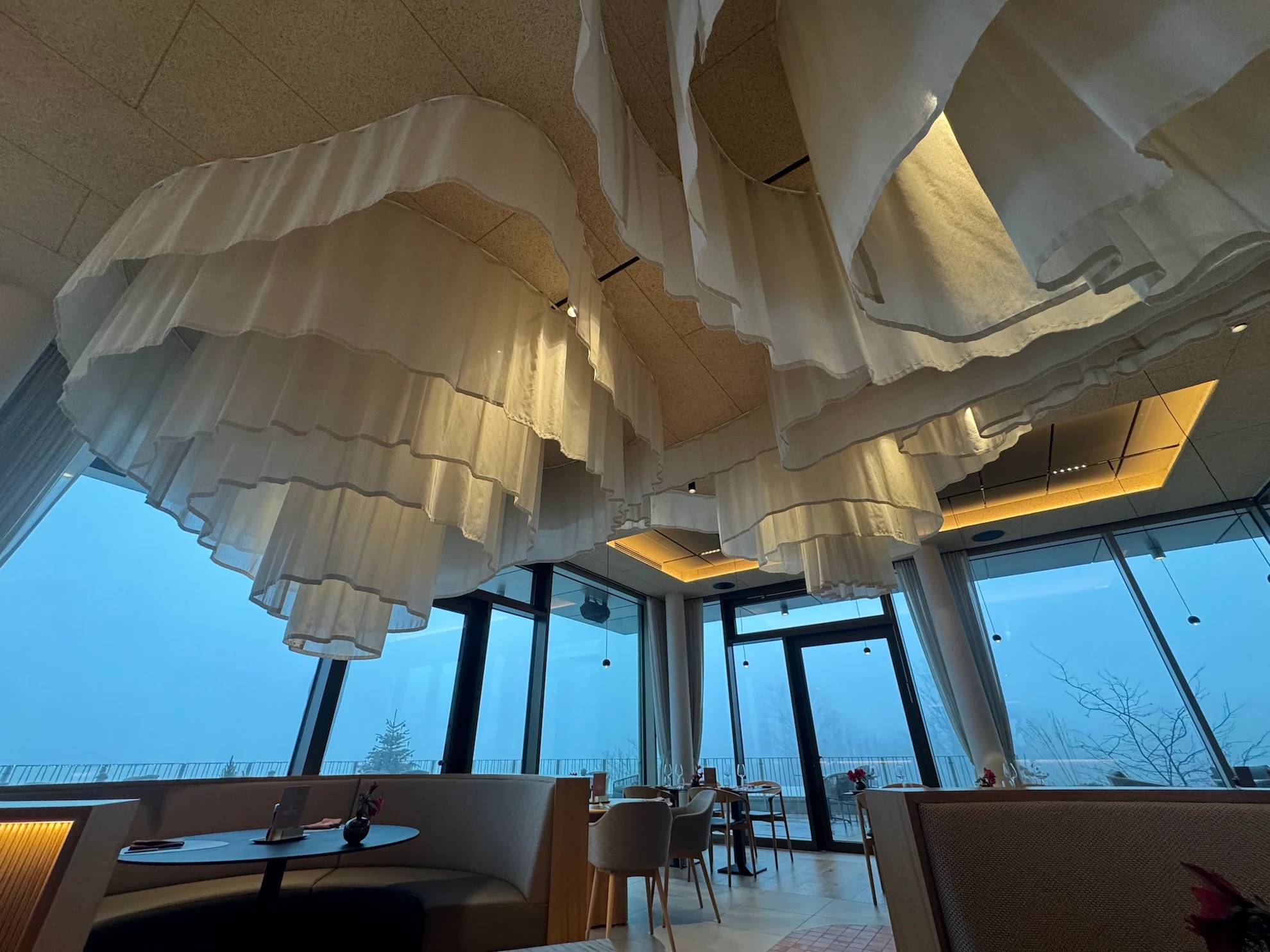 Stoff und Leuchten im Restaurant sorgen für ein dezentes Spiel aus Schatten und Licht