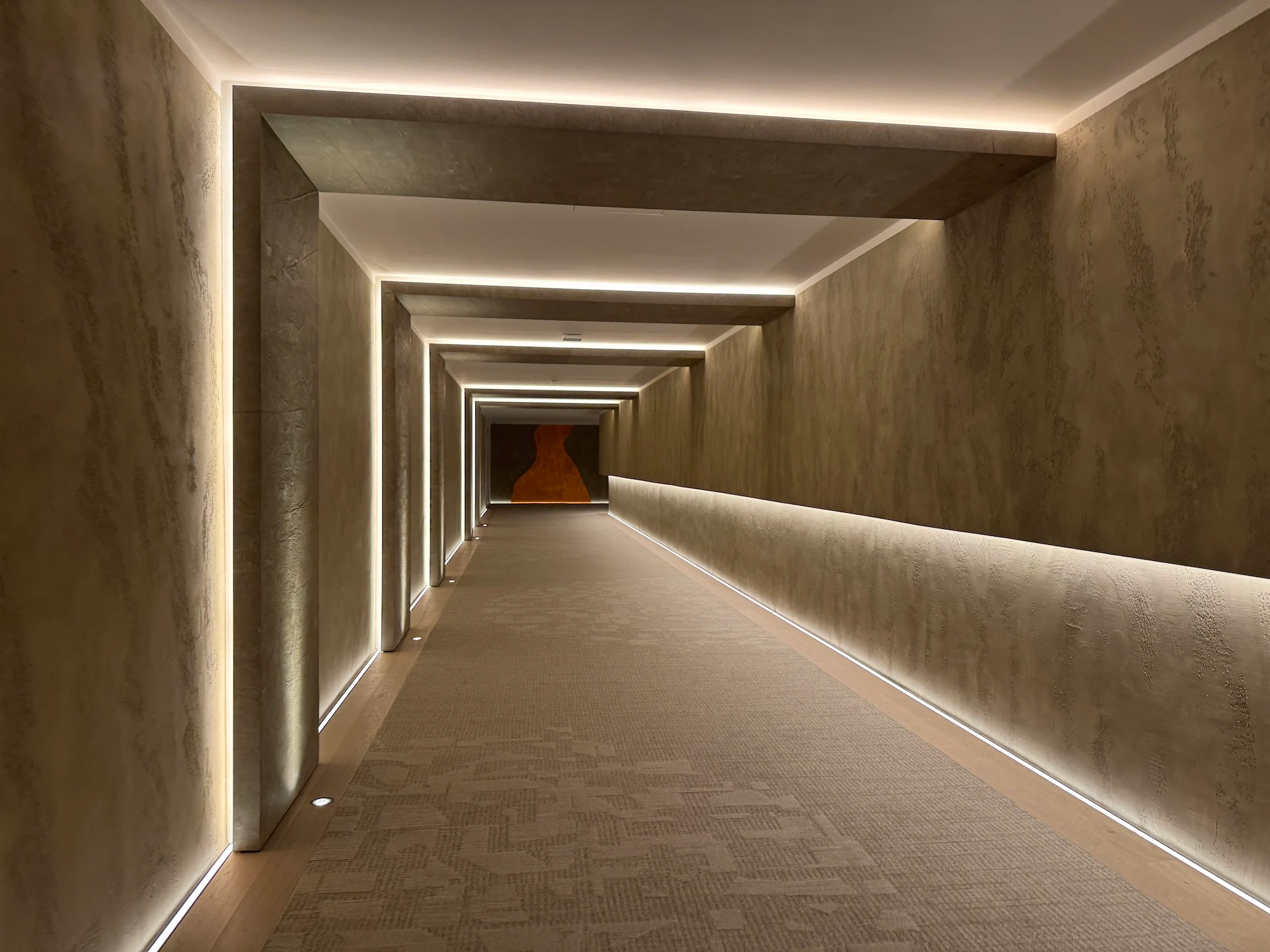 Unterirdischer Tunnel, der die beiden Häuser des Hotels verbindet