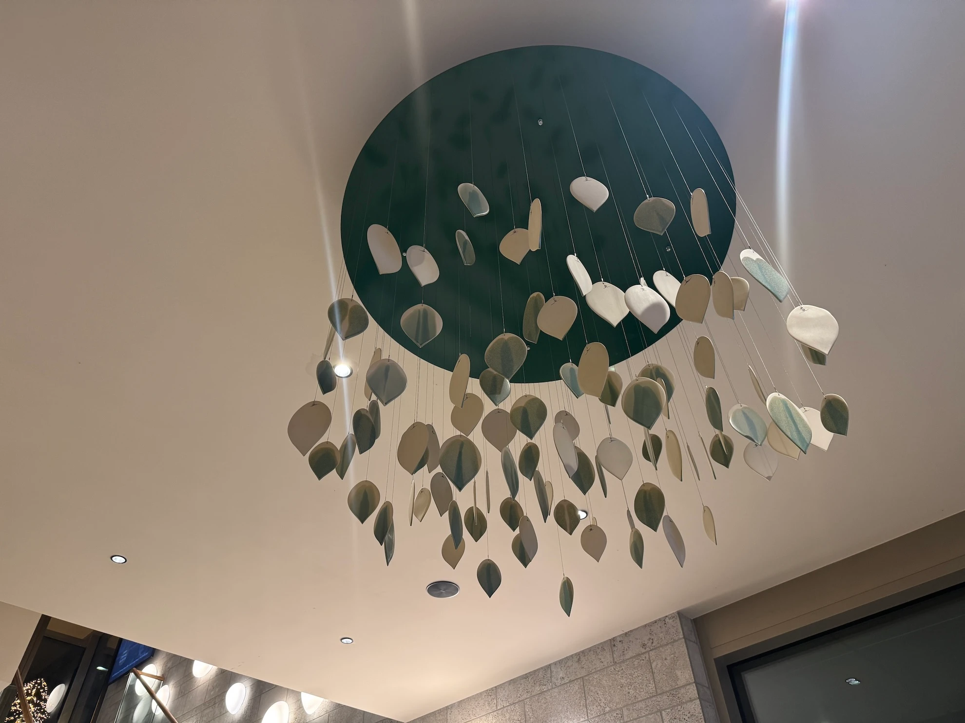 Leuchte im Flur vor dem Eingang zum Spa