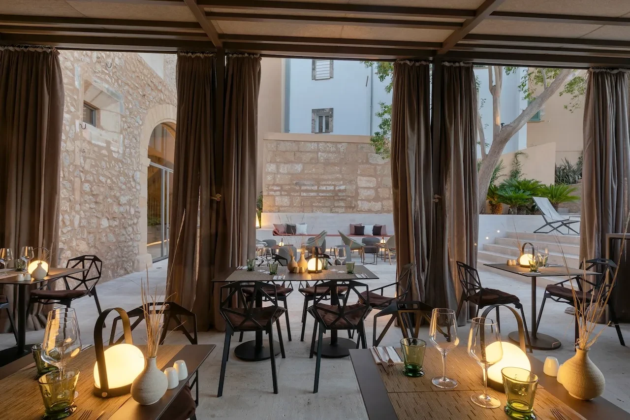 Windgeschützt lässt es sich auch früh oder spät im Jahr draußen sitzen | © It Mallorca Unique Spaces