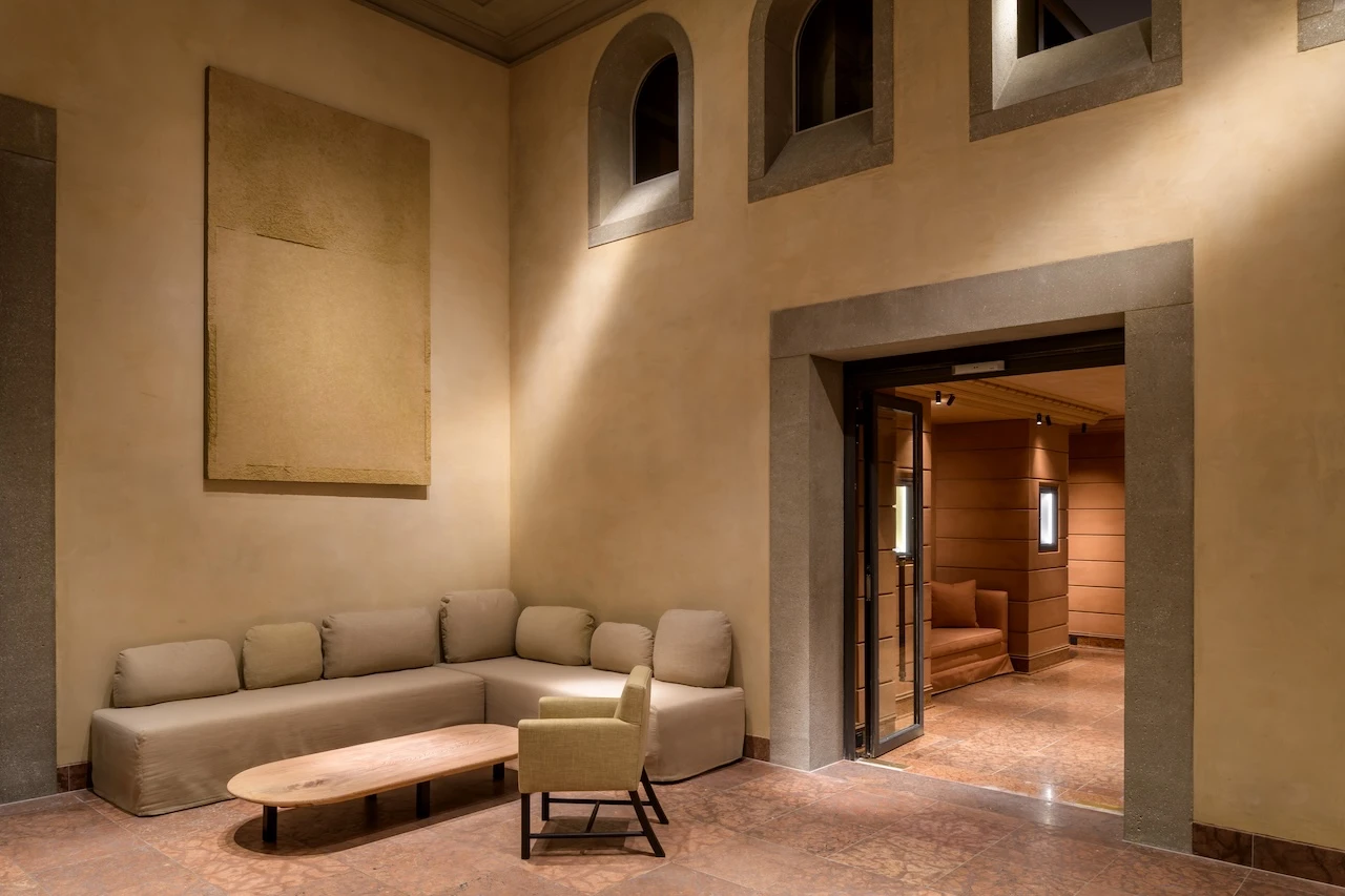 Axel Vervoordt hat den Empfangsbereich des Hotel Bayerischer Hof völlig neu gestaltet – mit Naturstein, Lehmputz, antiken Säulen