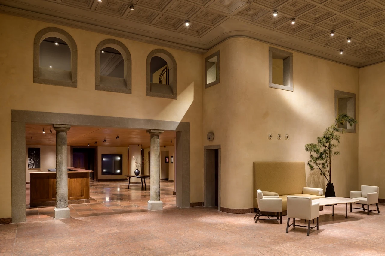 Axel Vervoordt hat den Empfangsbereich des Hotel Bayerischer Hof völlig neu gestaltet – mit Naturstein, Lehmputz, antiken Säulen