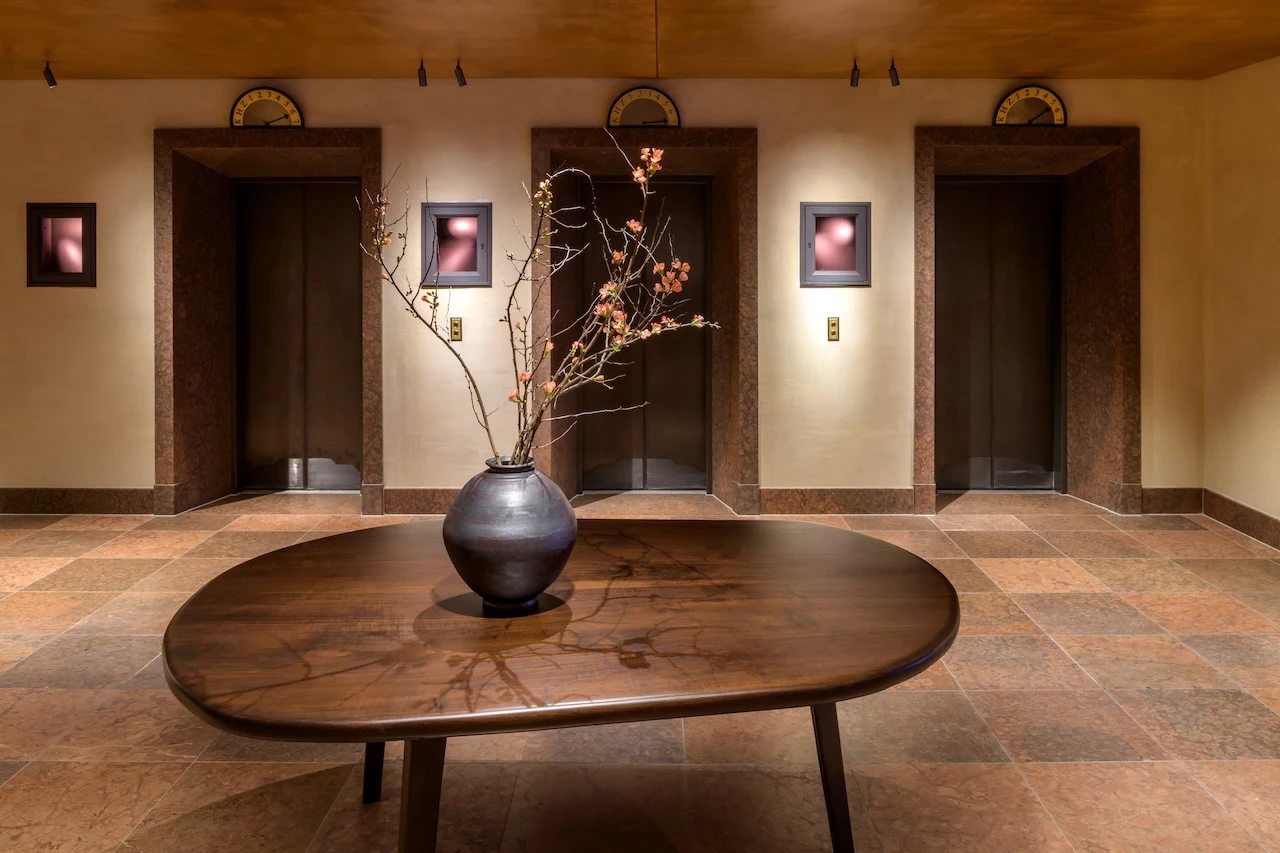 Axel Vervoordt hat den Empfangsbereich des Hotel Bayerischer Hof völlig neu gestaltet – mit Naturstein, Lehmputz, antiken Säulen