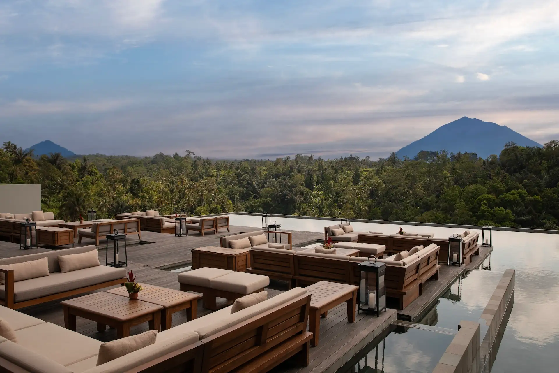 Anantara Ubud Bali: Pool mit Blick auf Mount Agung