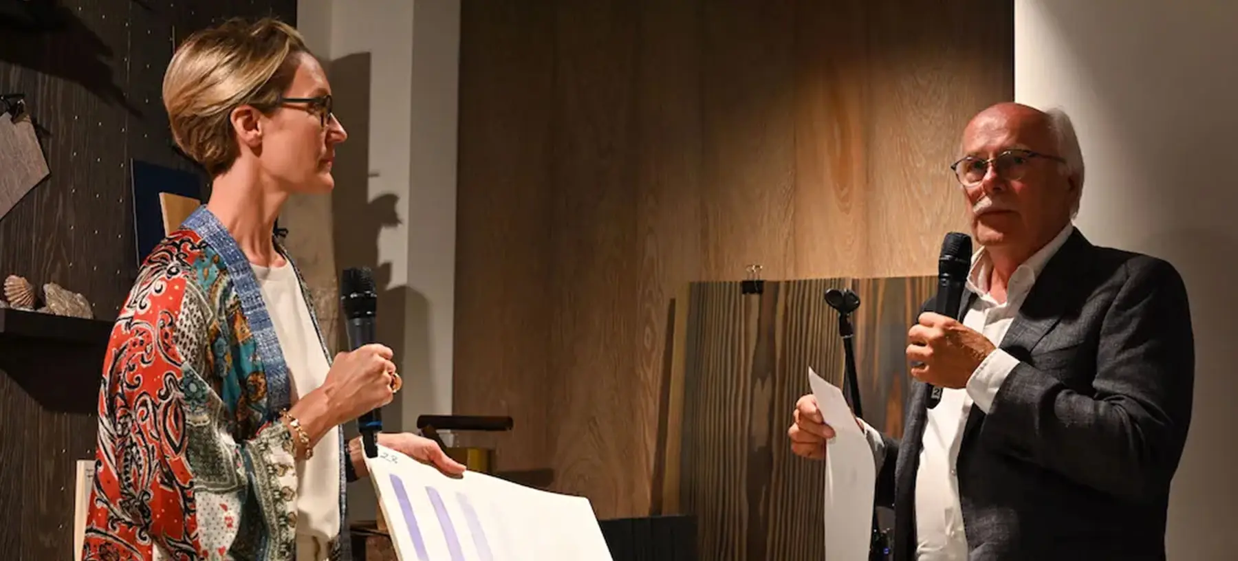 Gespräch zwischen Frau und Mann auf Event von Schotten & Hansen