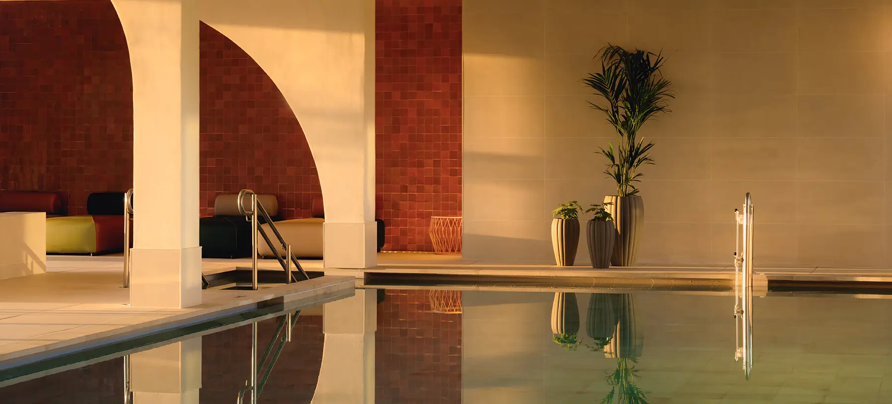 Hotel-Pool vor gelber Innenwand