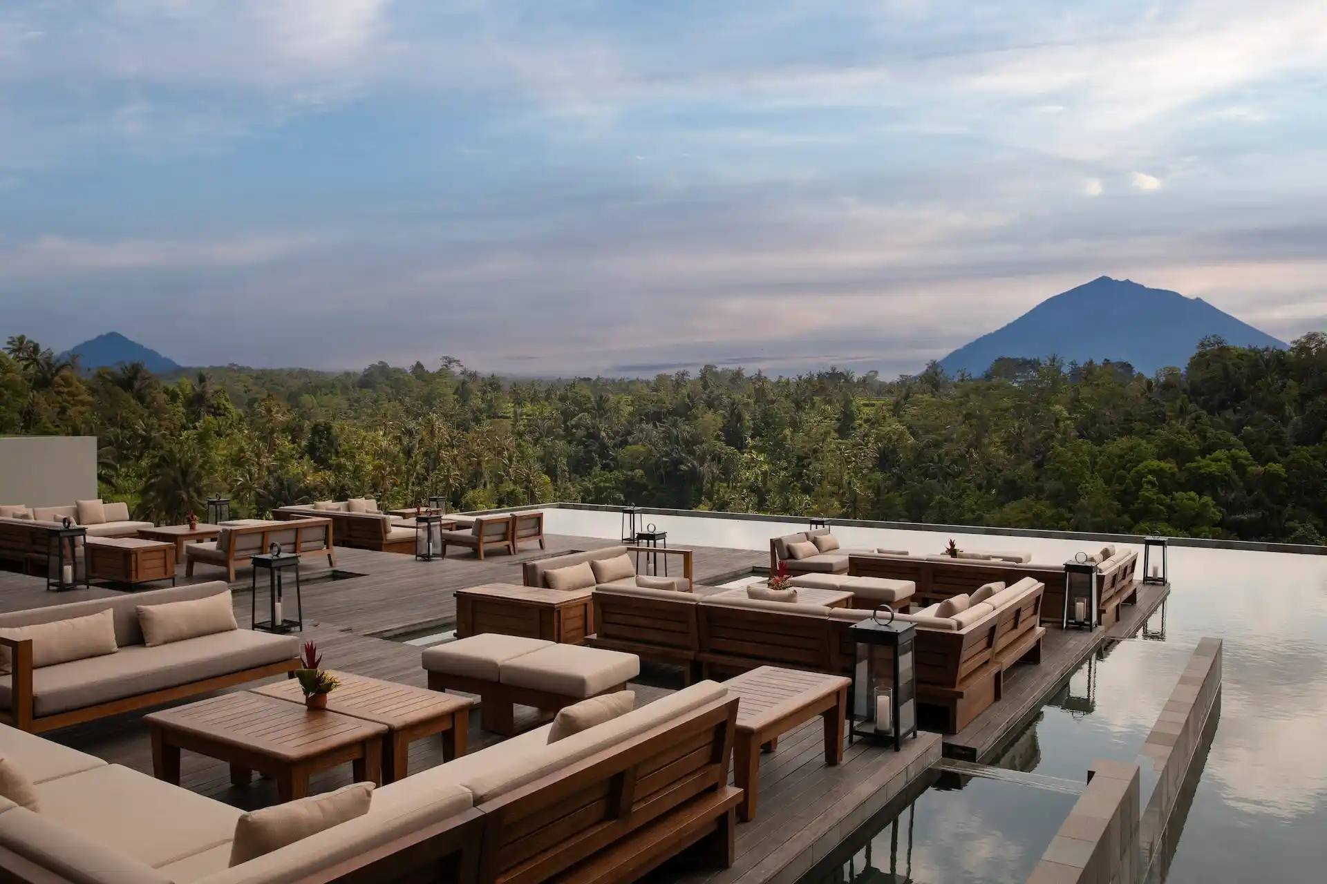 Anantara Ubud Bali: Pool mit Blick auf Mount Agung
