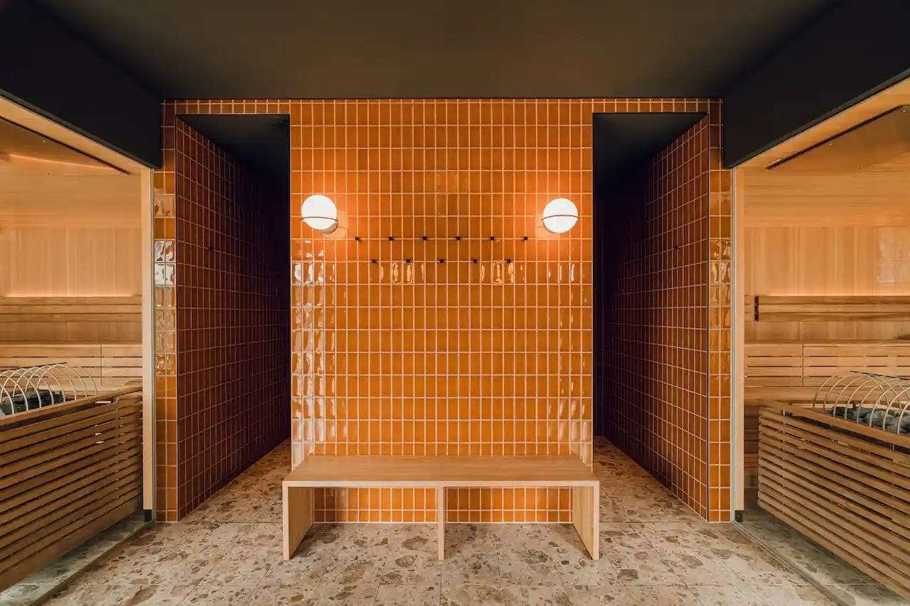 the comodo: Wellness-Bereich mit gelben Kacheln