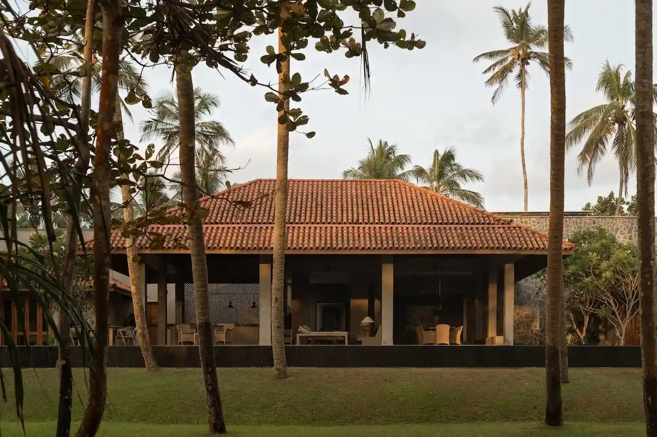 Kirana Villa Sri Lanka: Hauptgebäude mit Palmen