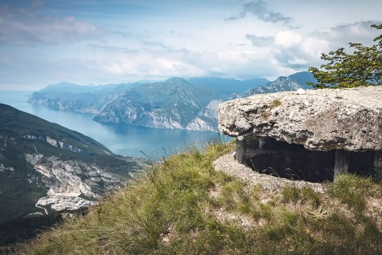 Val di Gresta in Italien: Landschaftbild mit Bergen und See