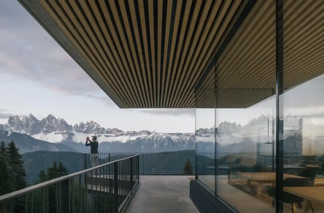Anders Mountain Suites: Blick von der Terrasse über die Berge