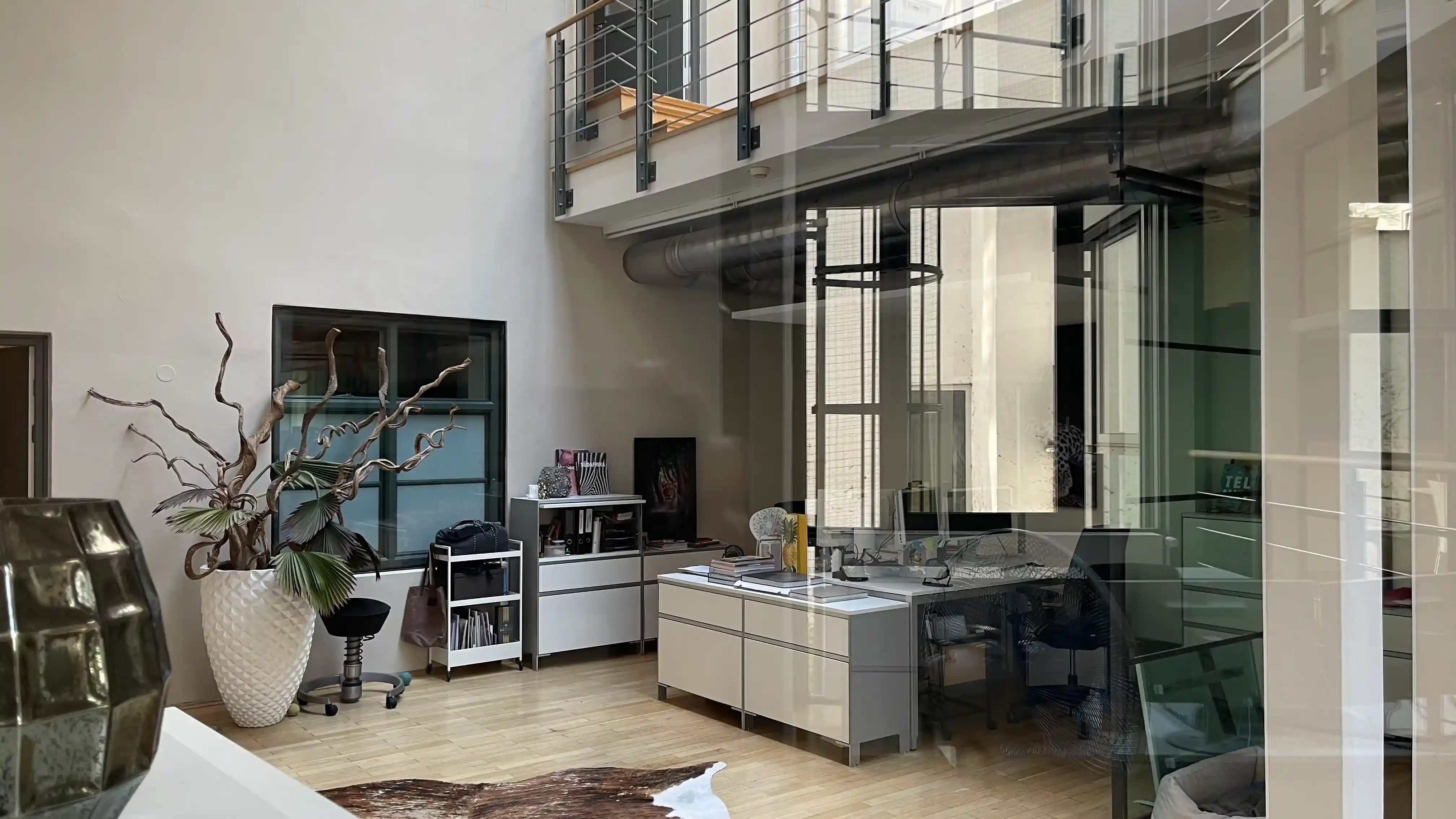 Büro mit verschiendenen Schreibtischen und Ebenen