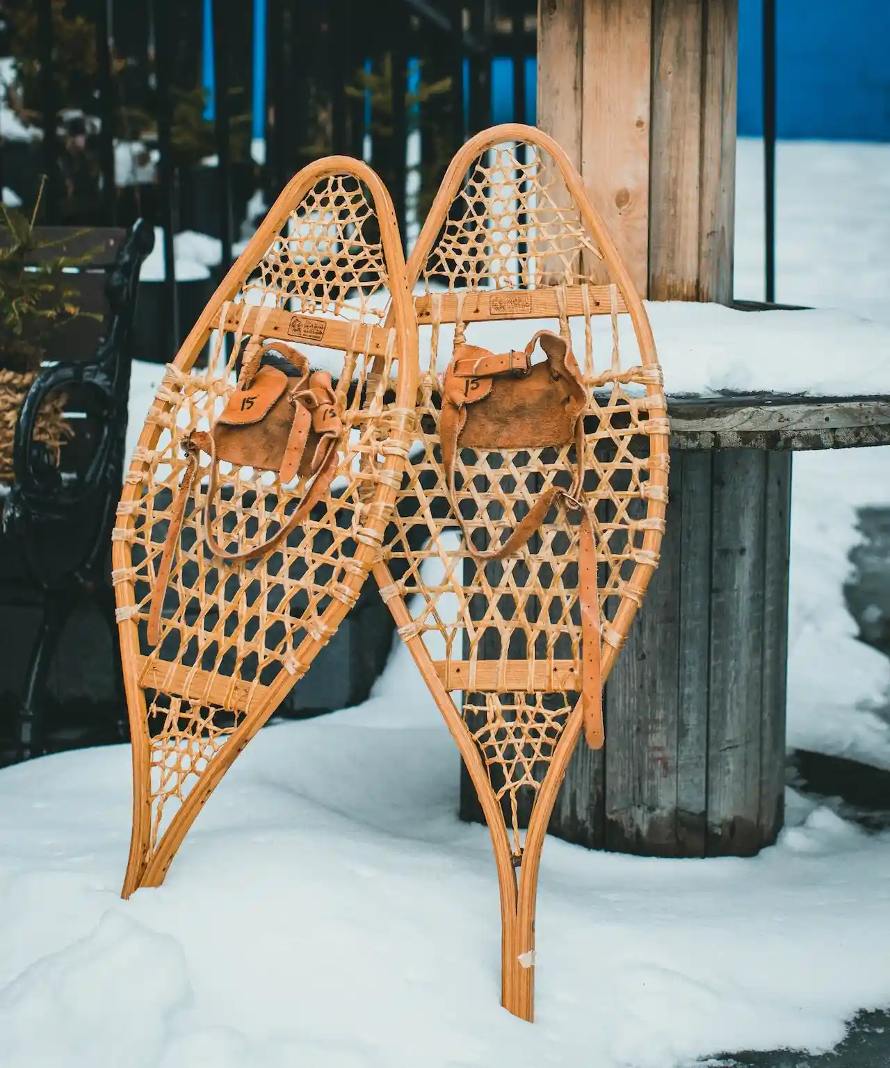 Antike Schneeschuhe aus Holz im Schnee