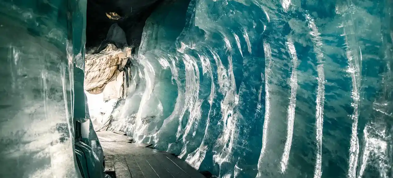 Fotografie von Tunnel aus Eis