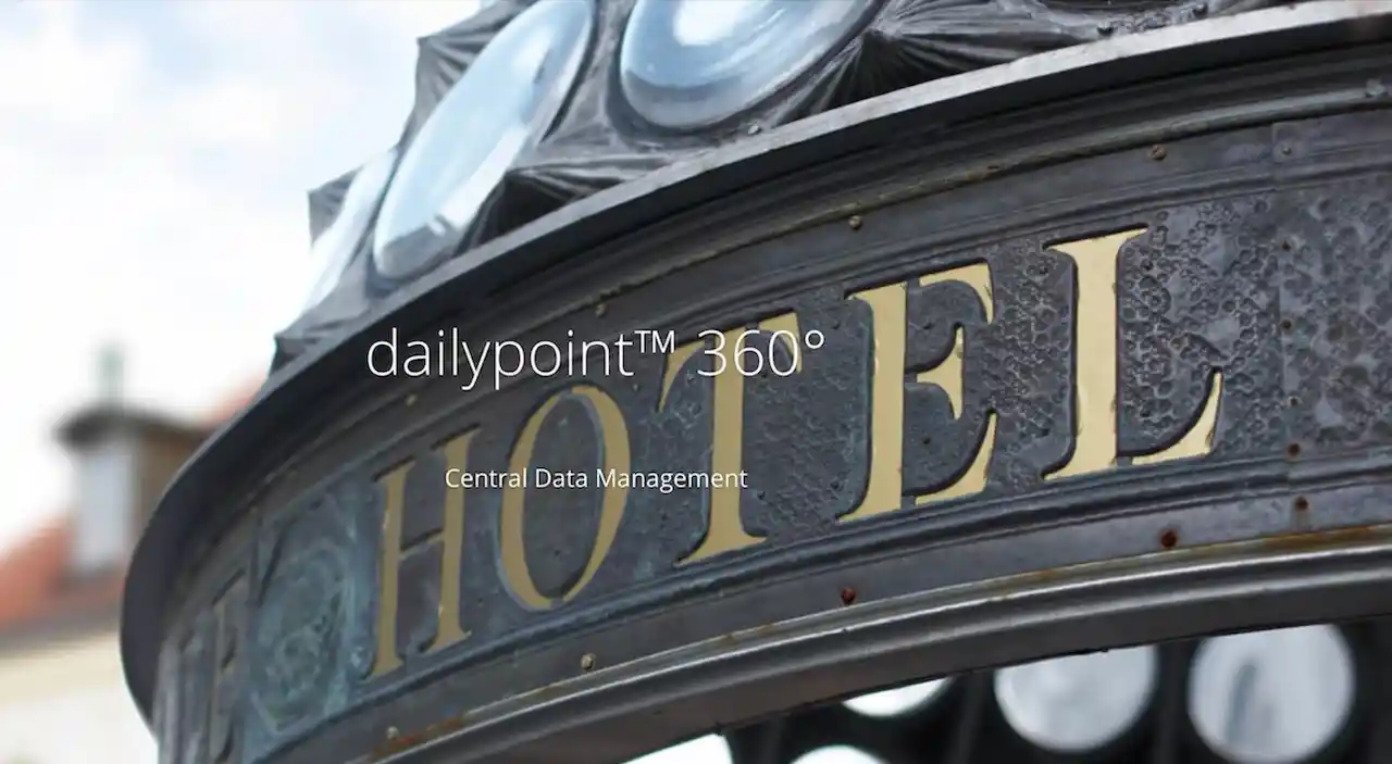 Bild von einem Hotel-Schriftzug in großen Lettern auf einem Gebäude