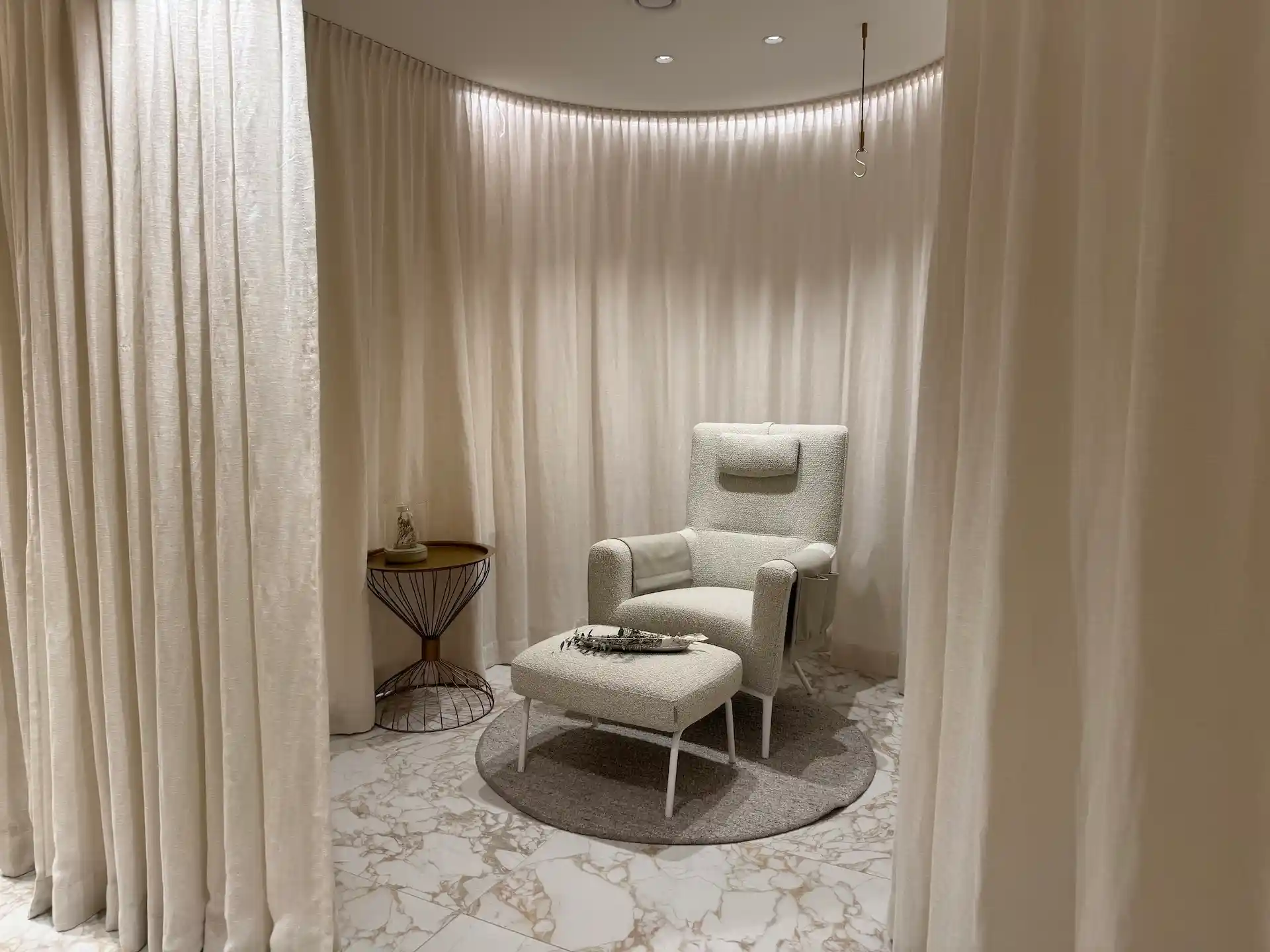 WaldSpa im Naturhotel Forsthofgut: Kabine mit hellem Vorhang