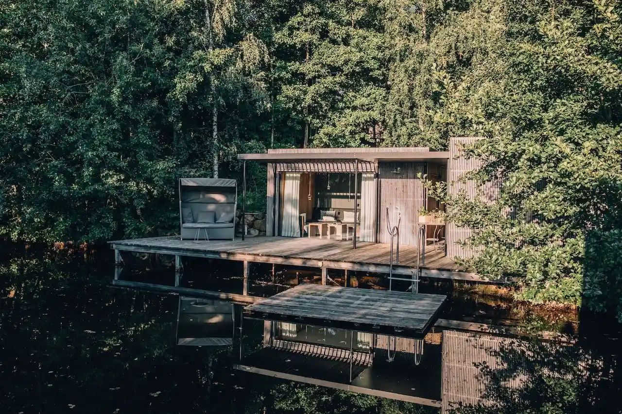 Hofgut Hafnerleiten: Unterkunft aus Holz am See