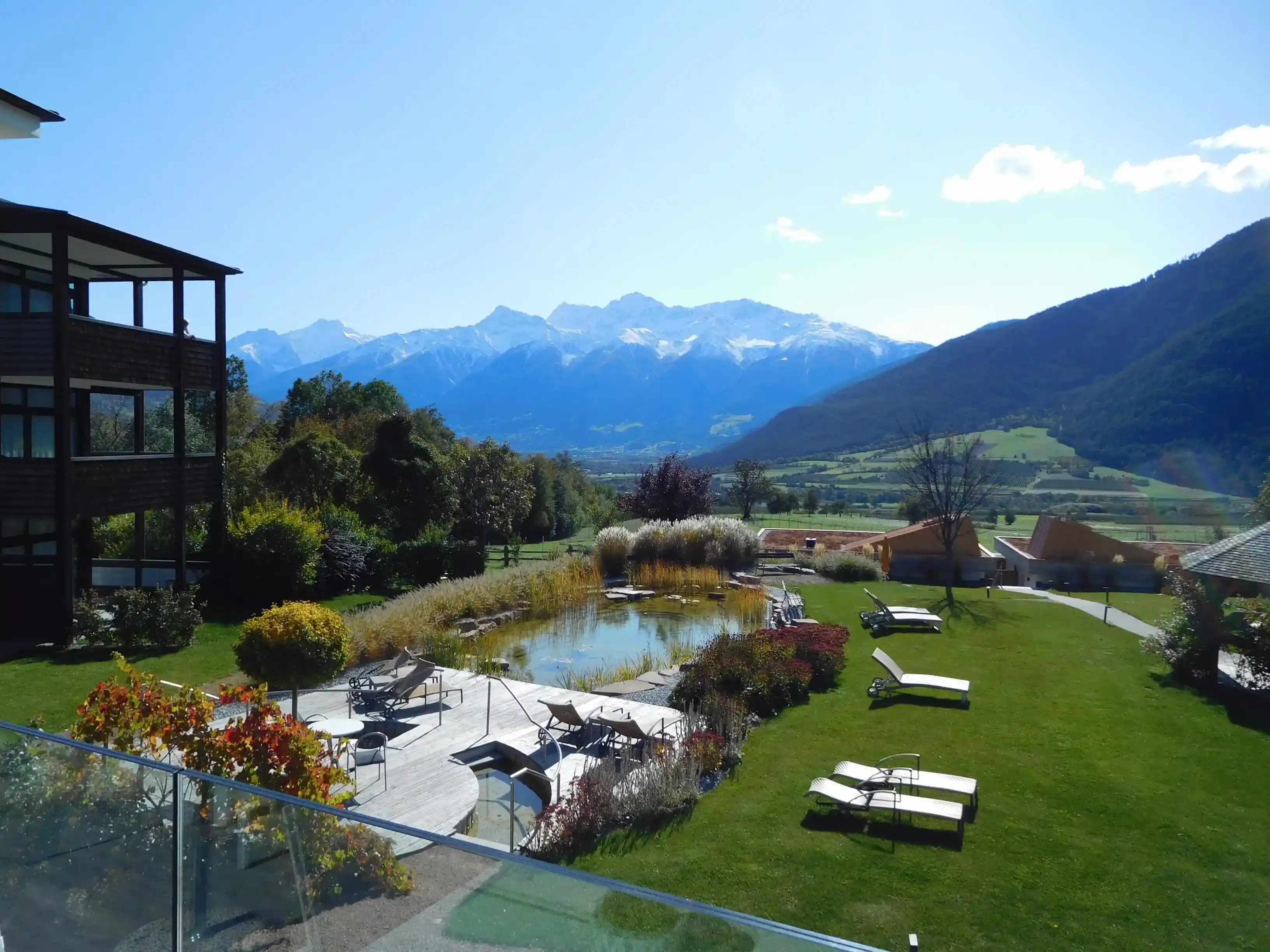Garberhof im Vinschgau: Garten, Pool und im Hintergrund die Berge